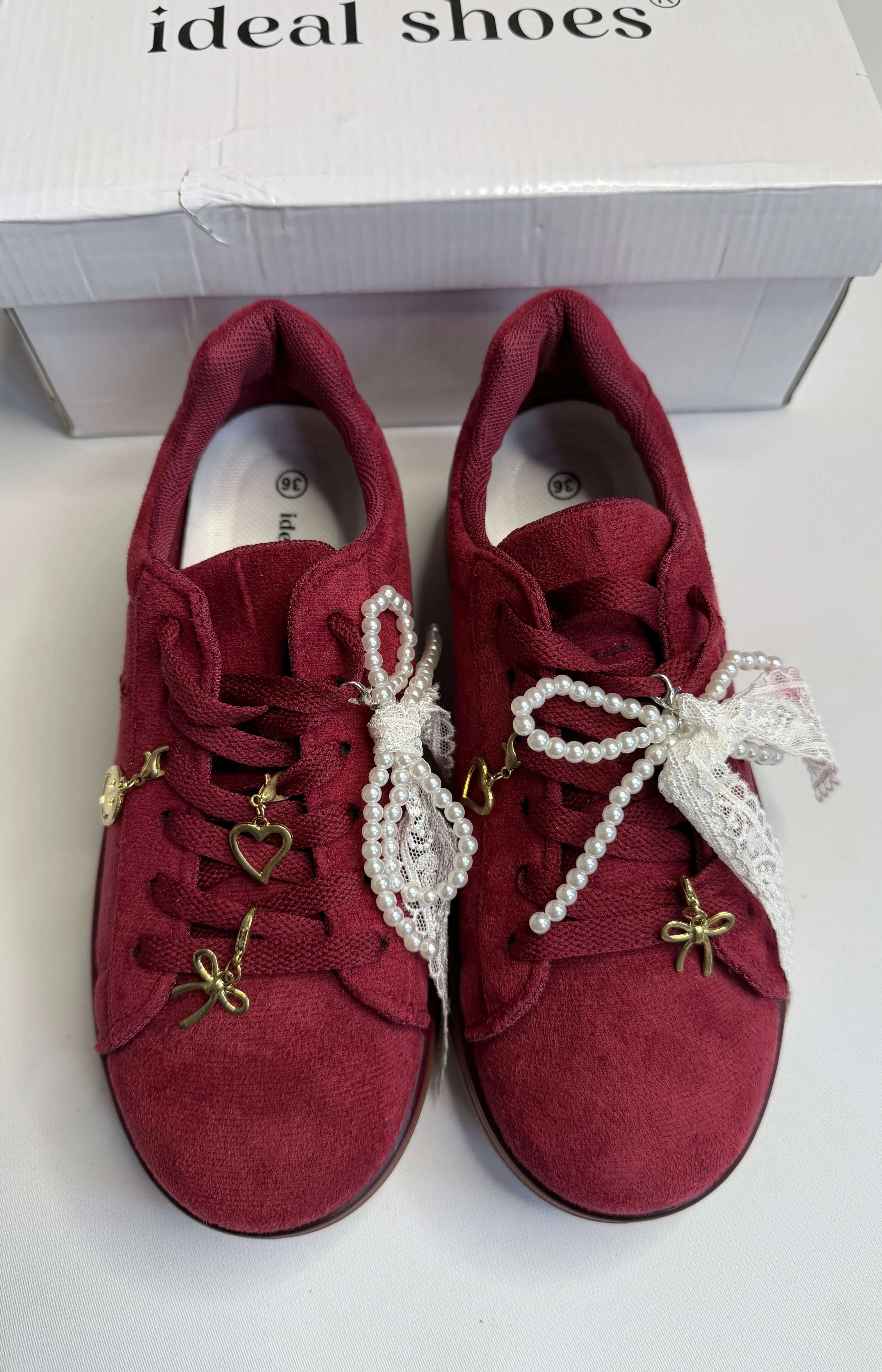 Sneakersy damskie bordowe zamszowe z ozdobnymi zawieszkami i perłową kokardą Stylowa XL