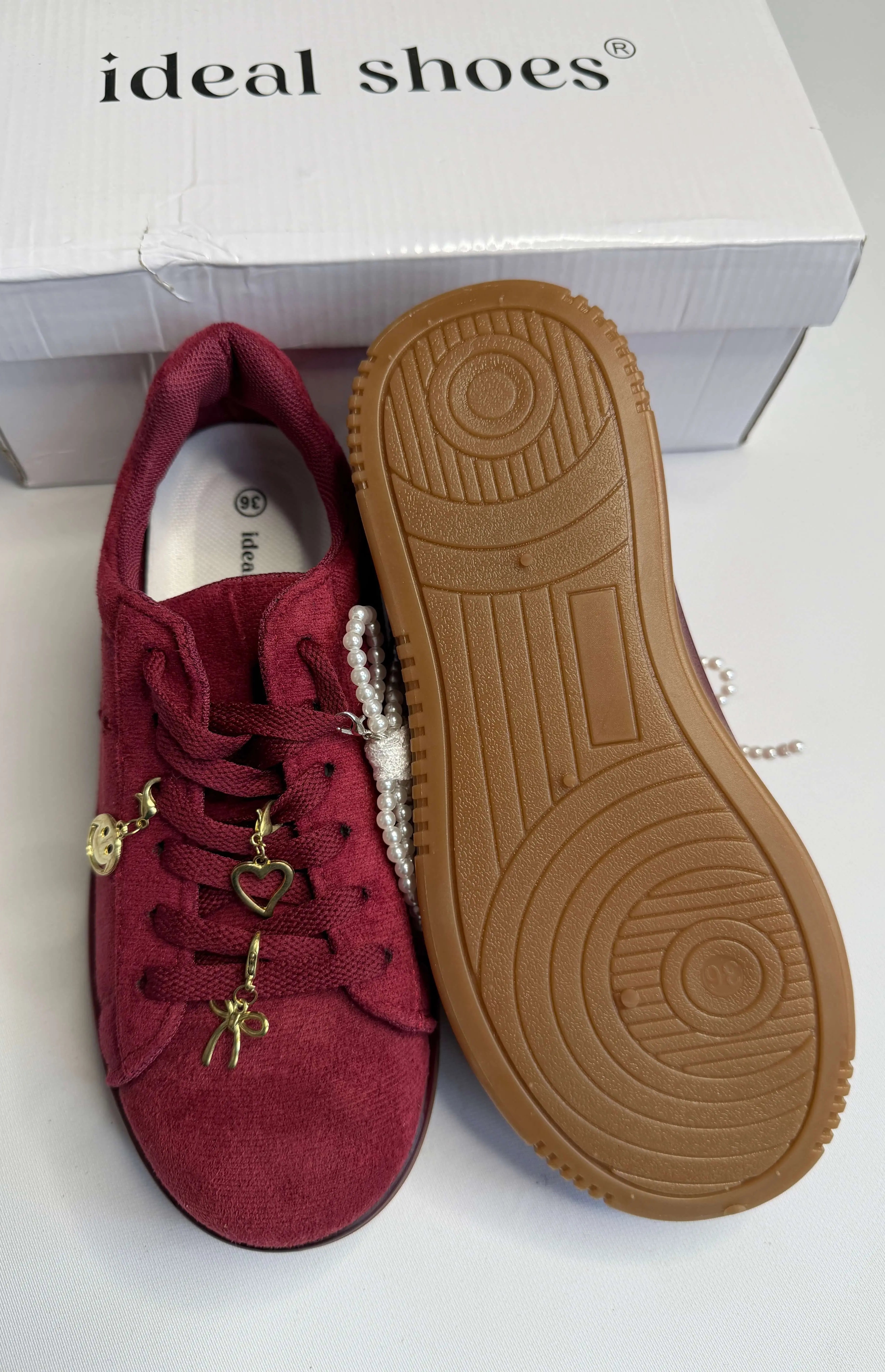 Sneakersy damskie bordowe zamszowe z ozdobnymi zawieszkami i perłową kokardą Stylowa XL