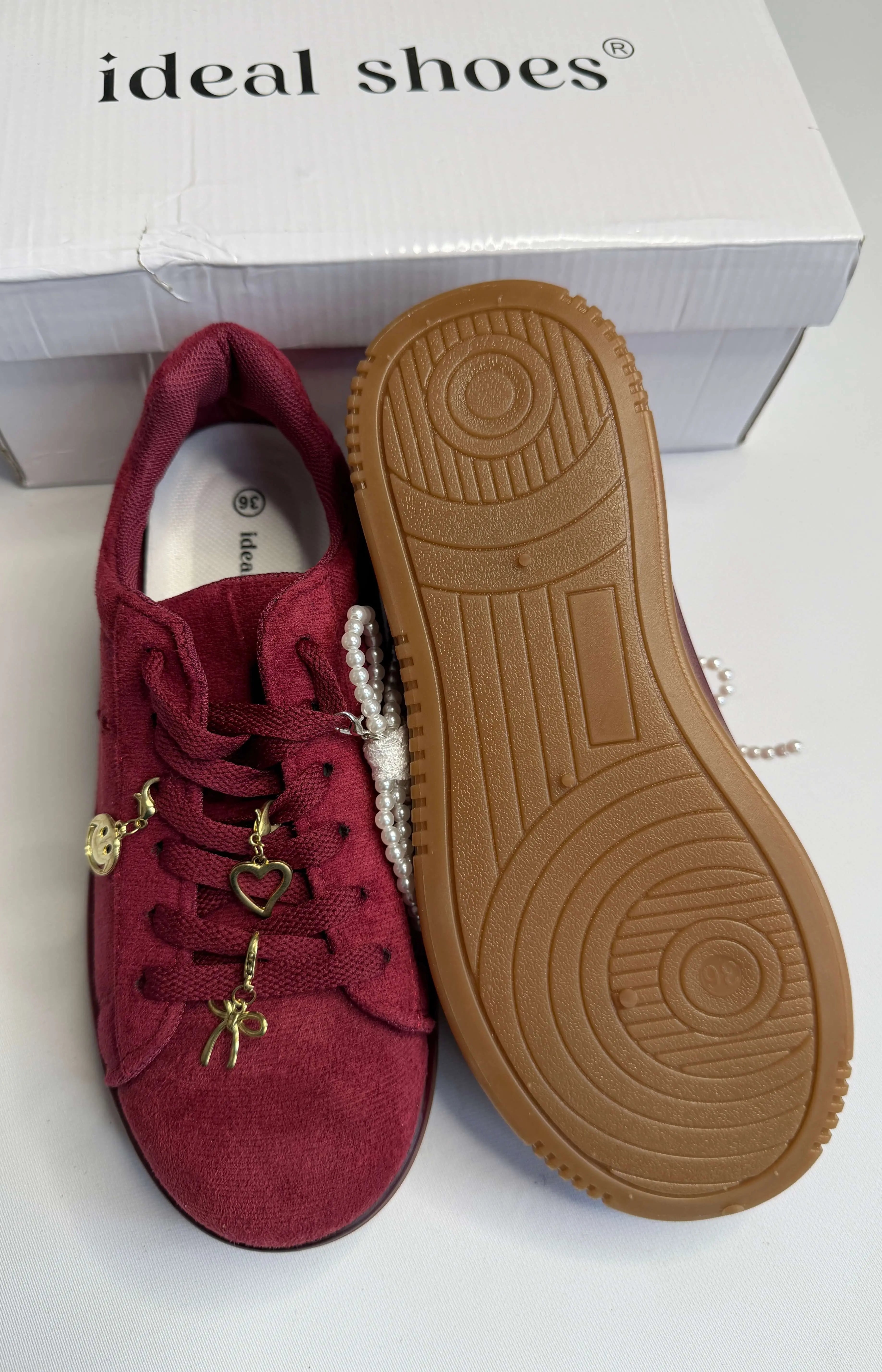 Sneakersy damskie bordowe zamszowe z ozdobnymi zawieszkami i perłową kokardą Stylowa XL