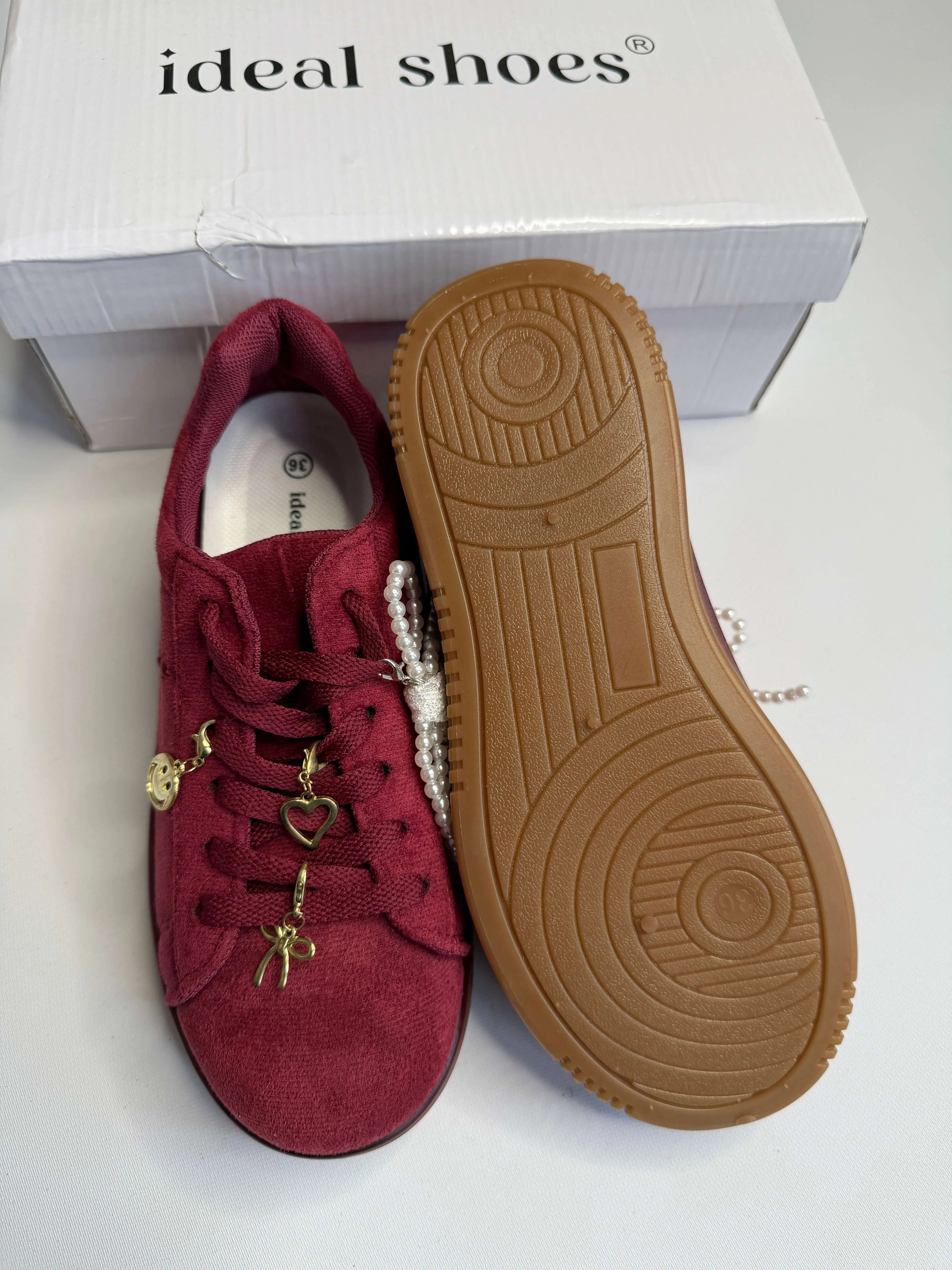 Sneakersy damskie bordowe zamszowe z ozdobnymi zawieszkami i perłową kokardą Stylowa XL