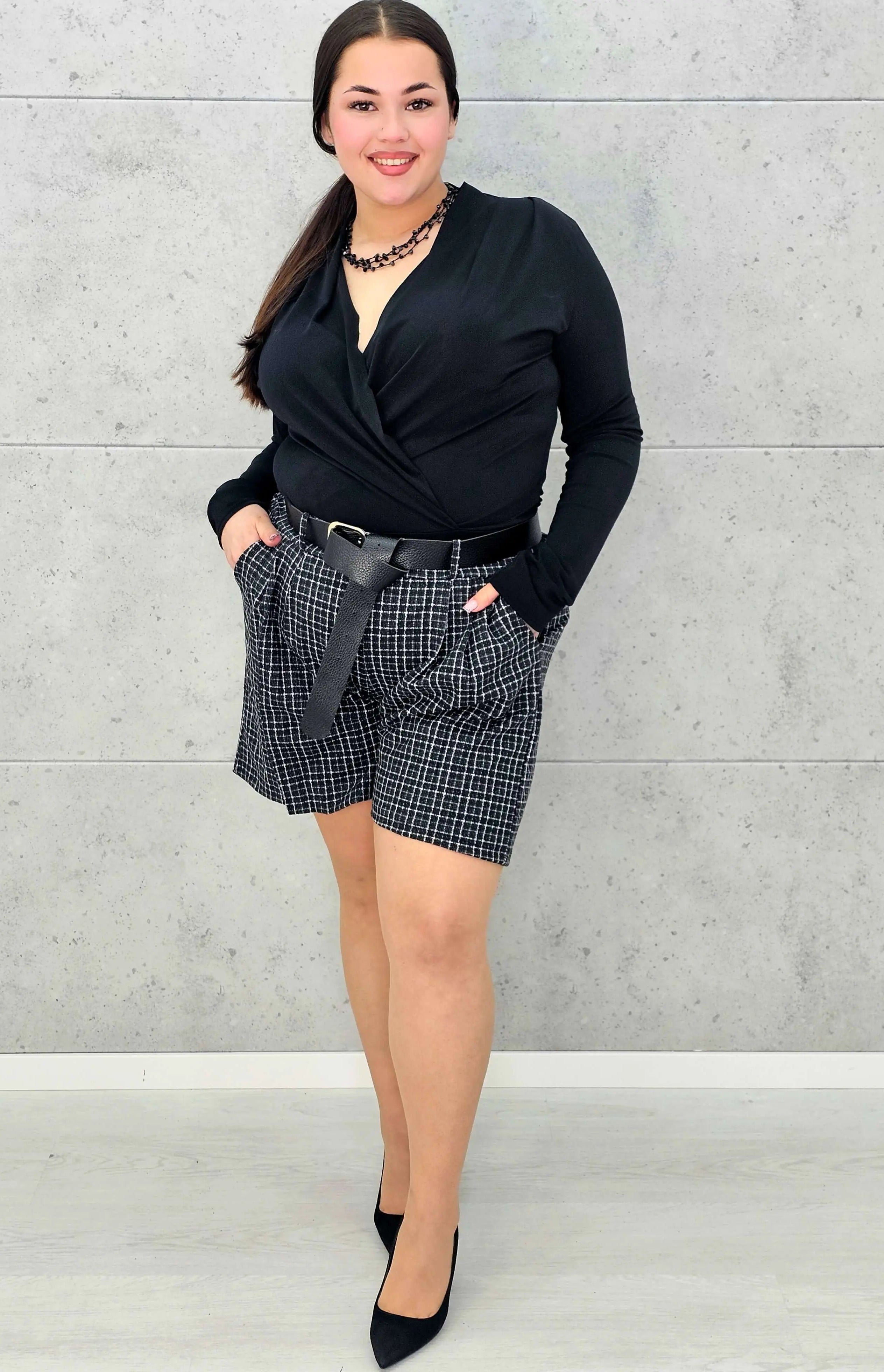 Spodenki plus size w kratkę – elegancki akcent w modzie XXL Stylowa XL Stylowa XL