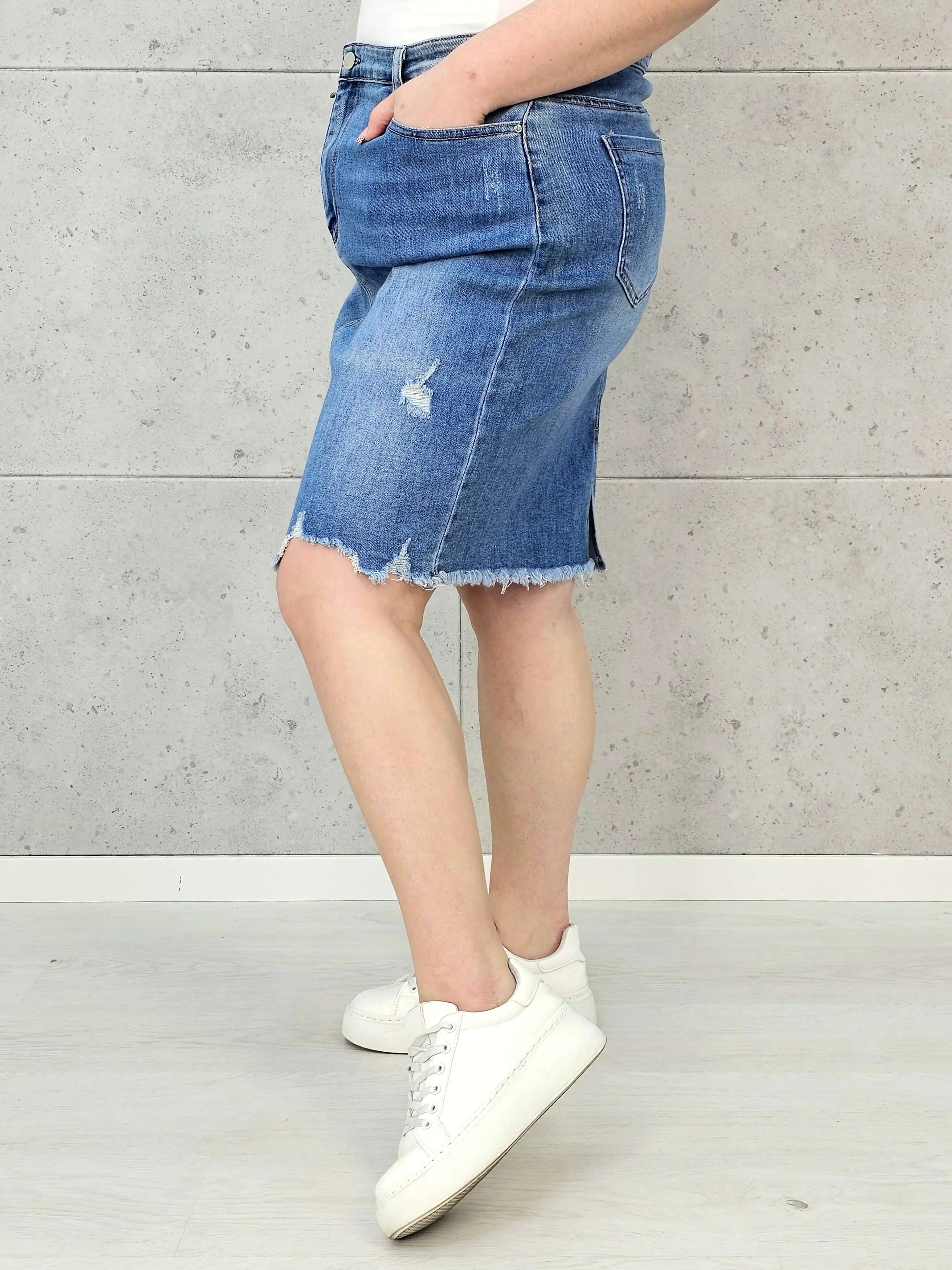 Spódnica jeansowa plus size z postrzępionym dołem — Stylowa i wygodna Stylowa XL
