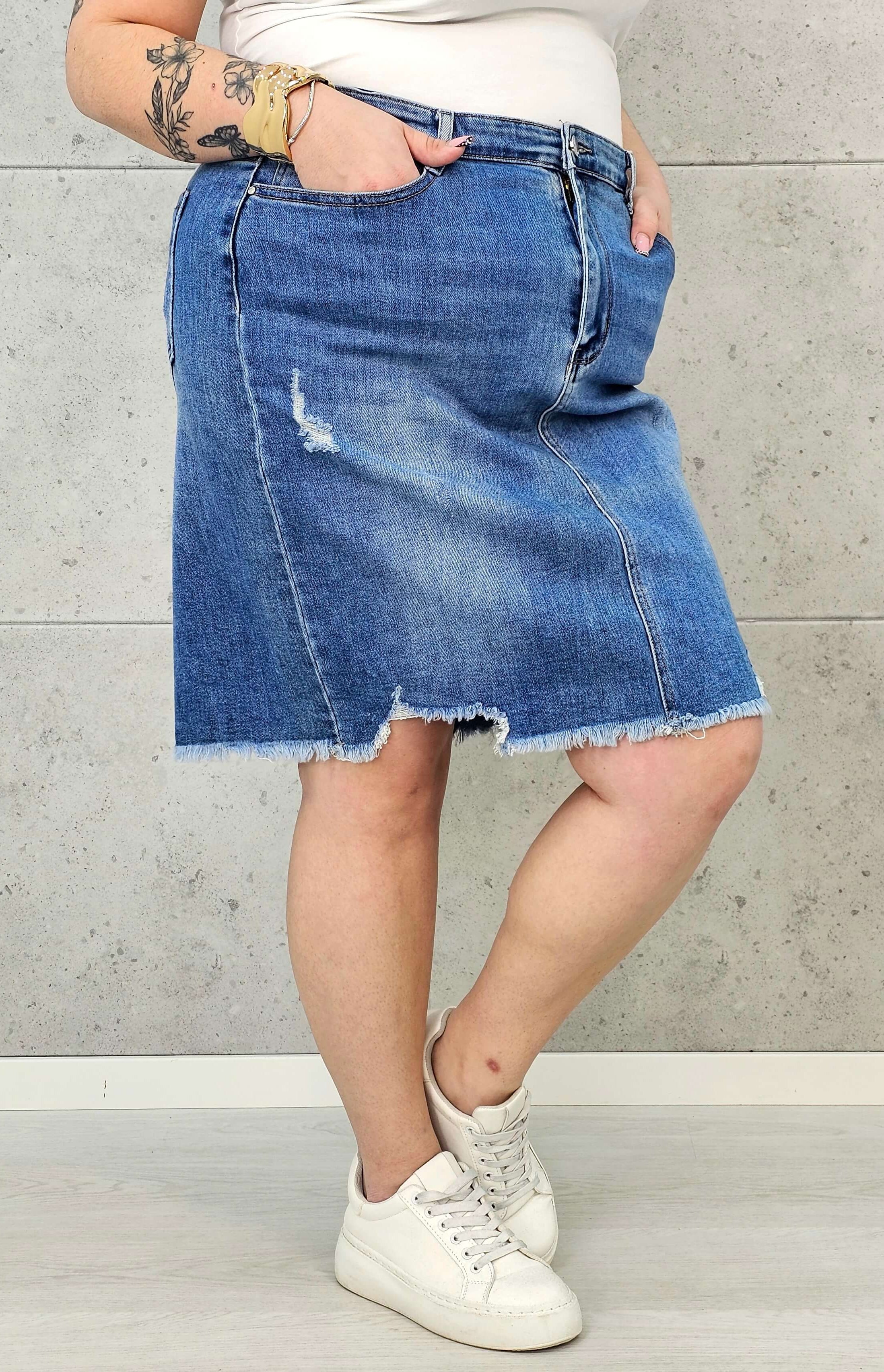 Spódnica jeansowa plus size z postrzępionym dołem — Stylowa i wygodna Stylowa XL