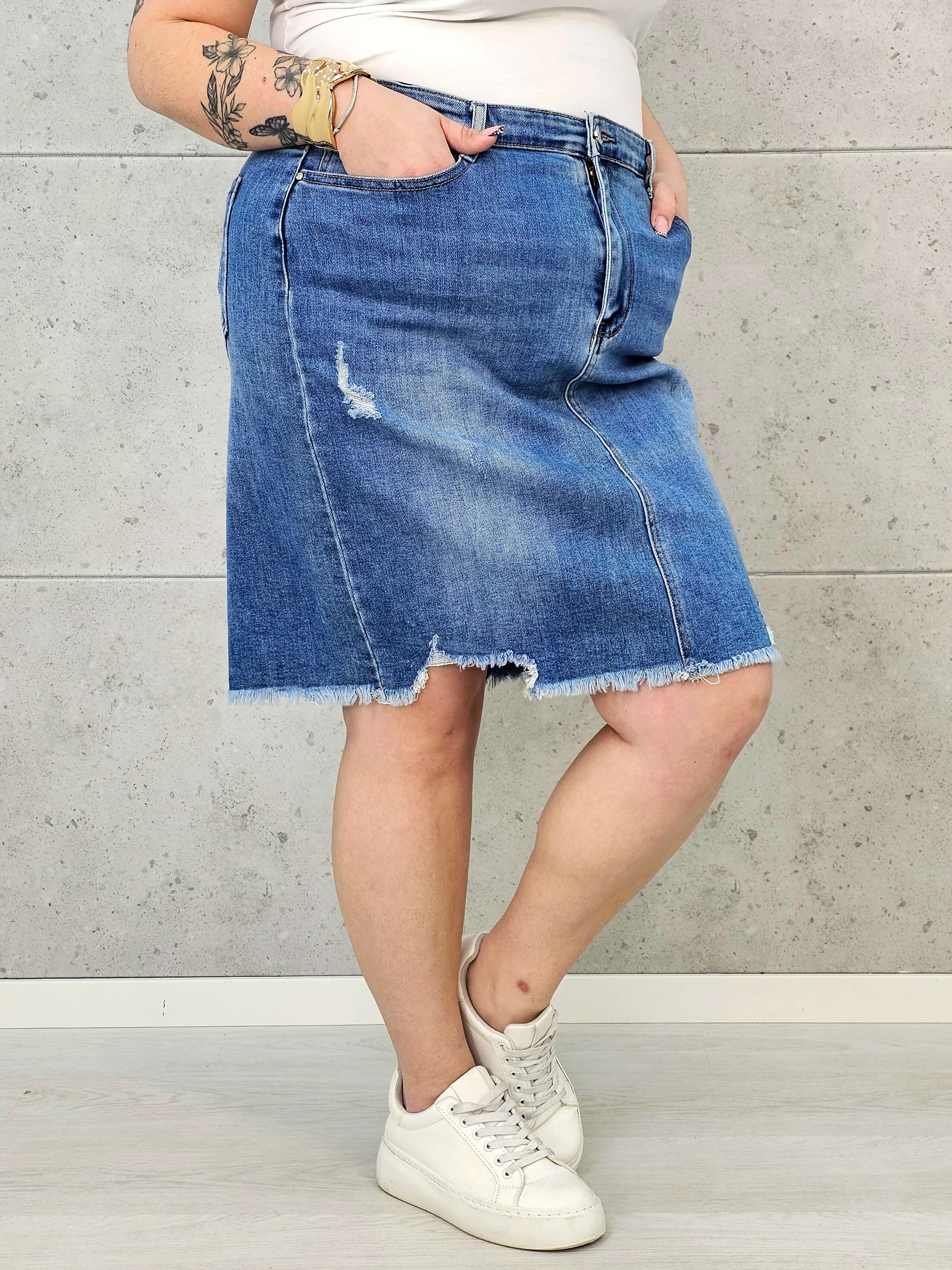 Spódnica jeansowa plus size z postrzępionym dołem — Stylowa i wygodna Stylowa XL