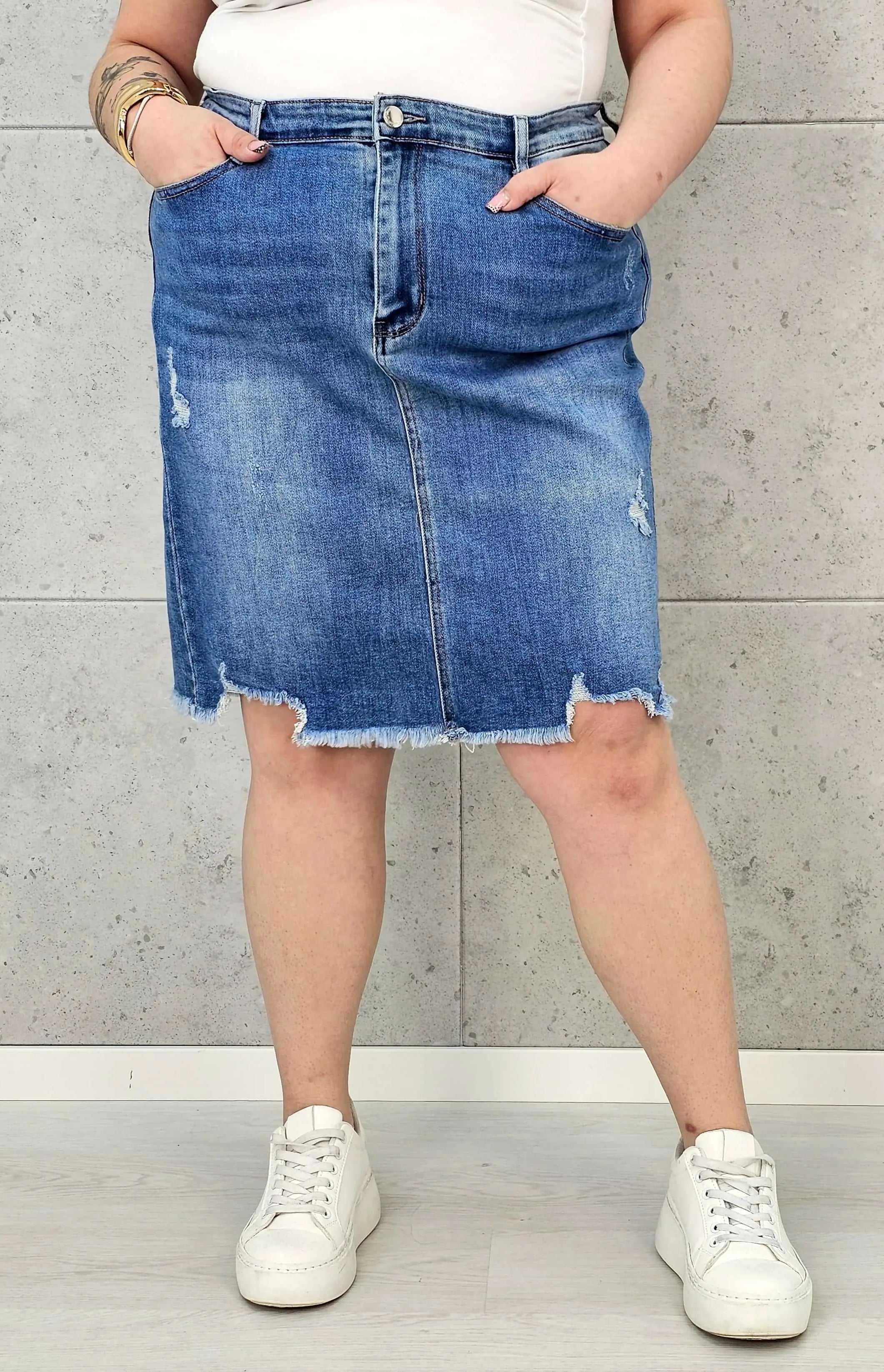 Spódnica jeansowa plus size z postrzępionym dołem — Stylowa i wygodna Stylowa XL