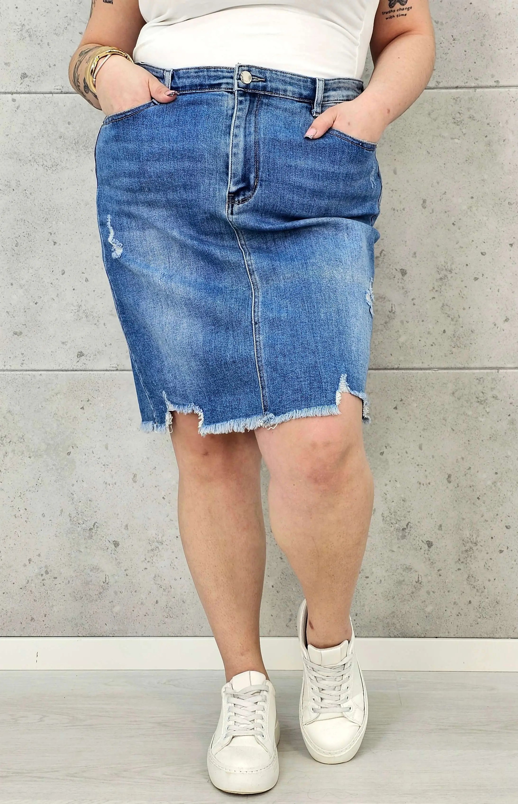 Spódnica jeansowa plus size z postrzępionym dołem. Stylowa i wygodna Stylowa XL