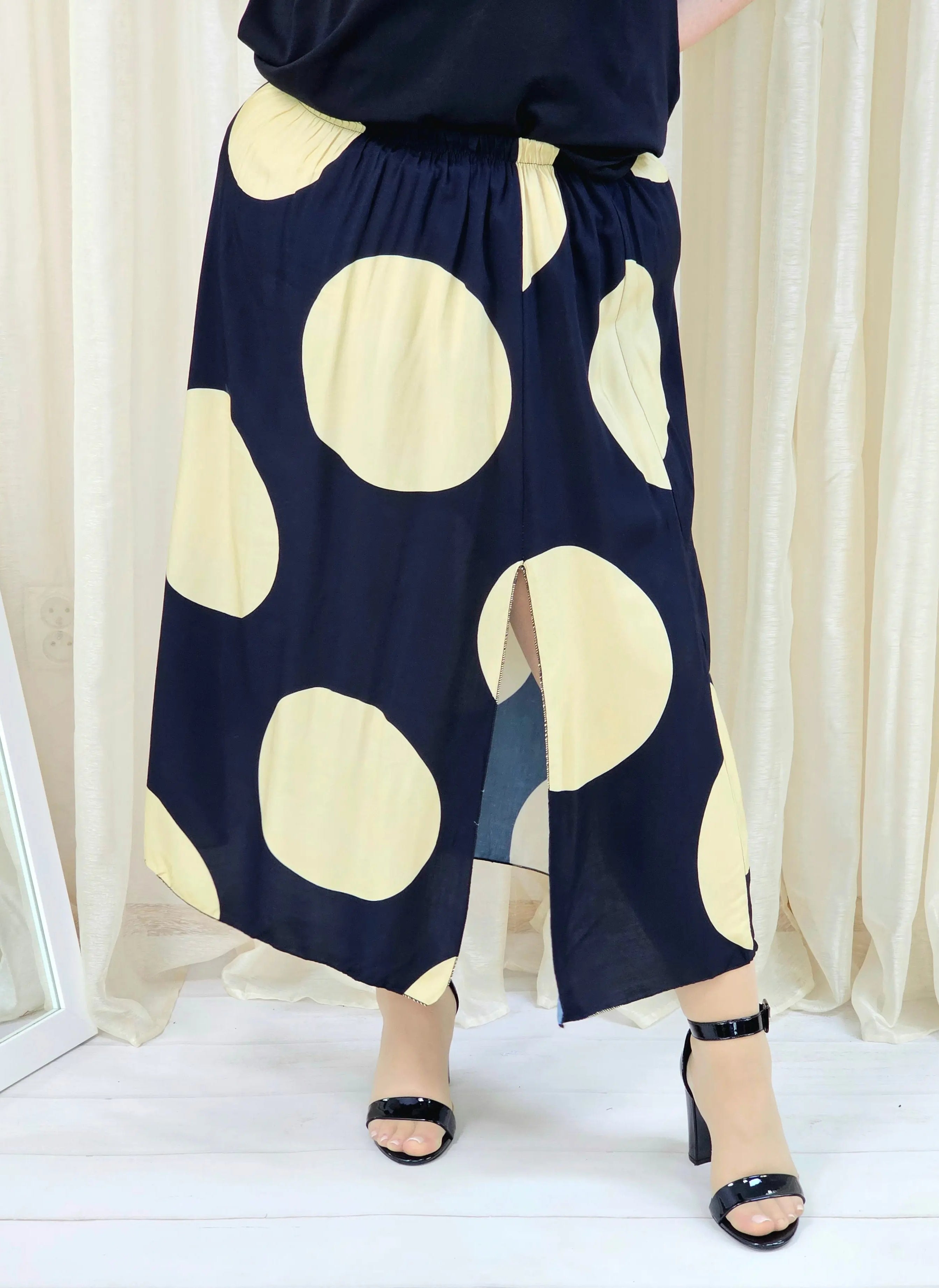 Spódnica plus size w grochy z rozcięciem – nowoczesna elegancja Stylowa XL Stylowa XL