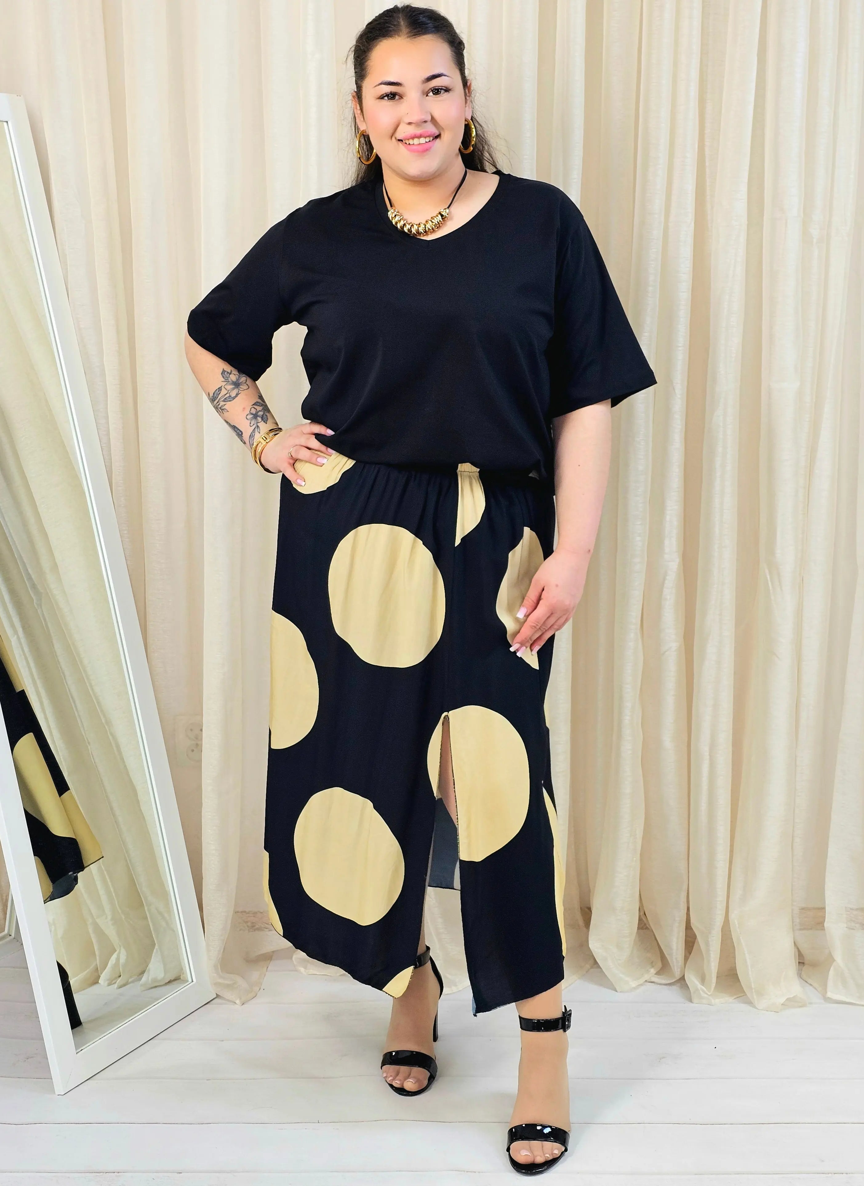 Spódnica plus size w grochy z rozcięciem – nowoczesna elegancja Stylowa XL Stylowa XL