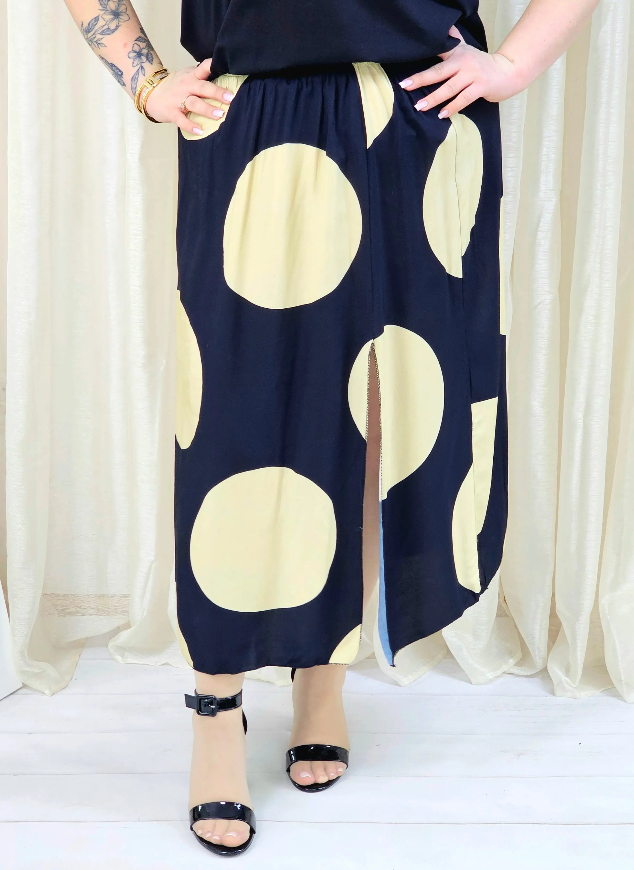 Spódnica plus size w grochy z rozcięciem – nowoczesna elegancja Stylowa XL Stylowa XL