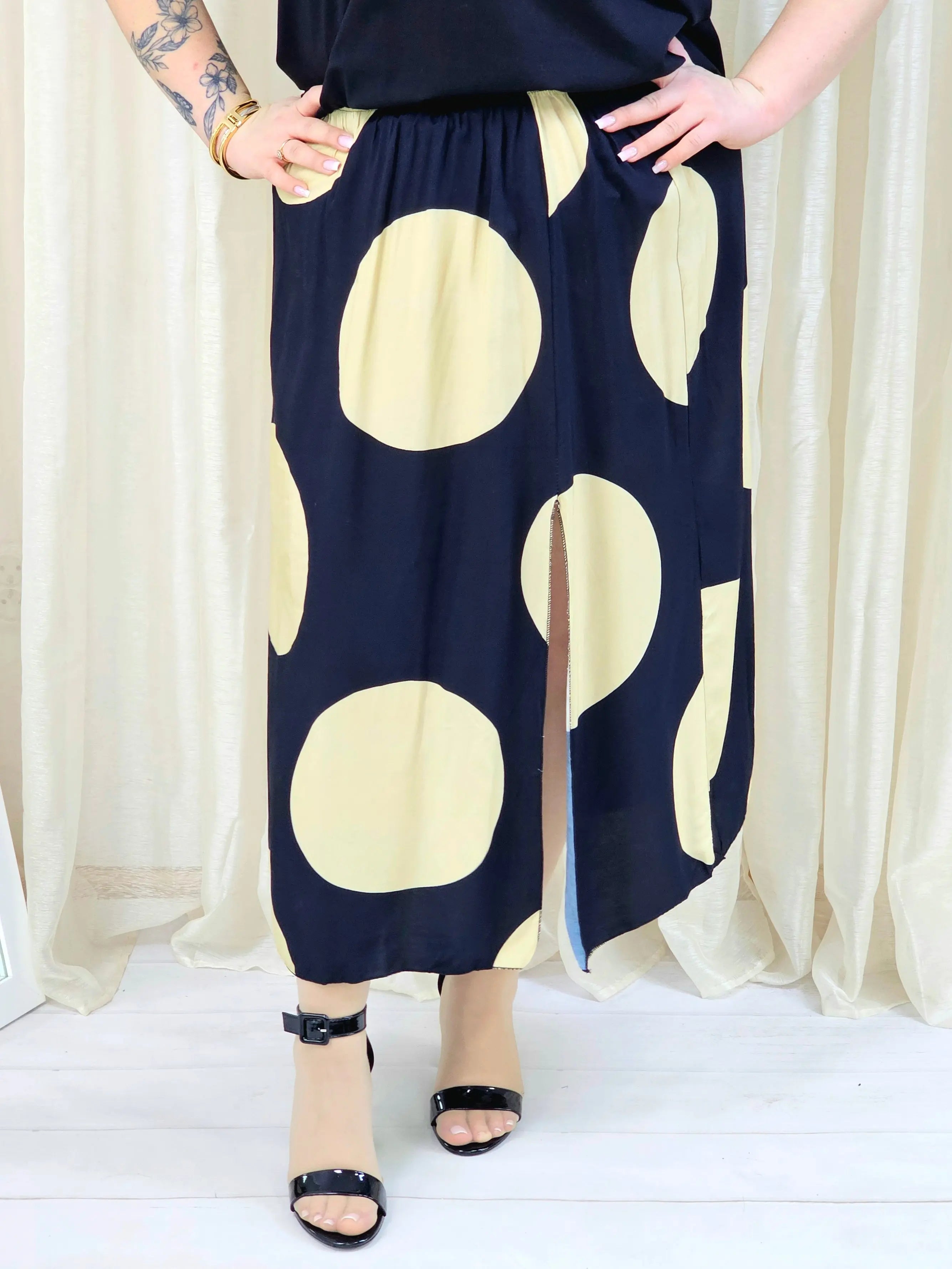 Spódnica plus size w grochy z rozcięciem – nowoczesna elegancja Stylowa XL Stylowa XL