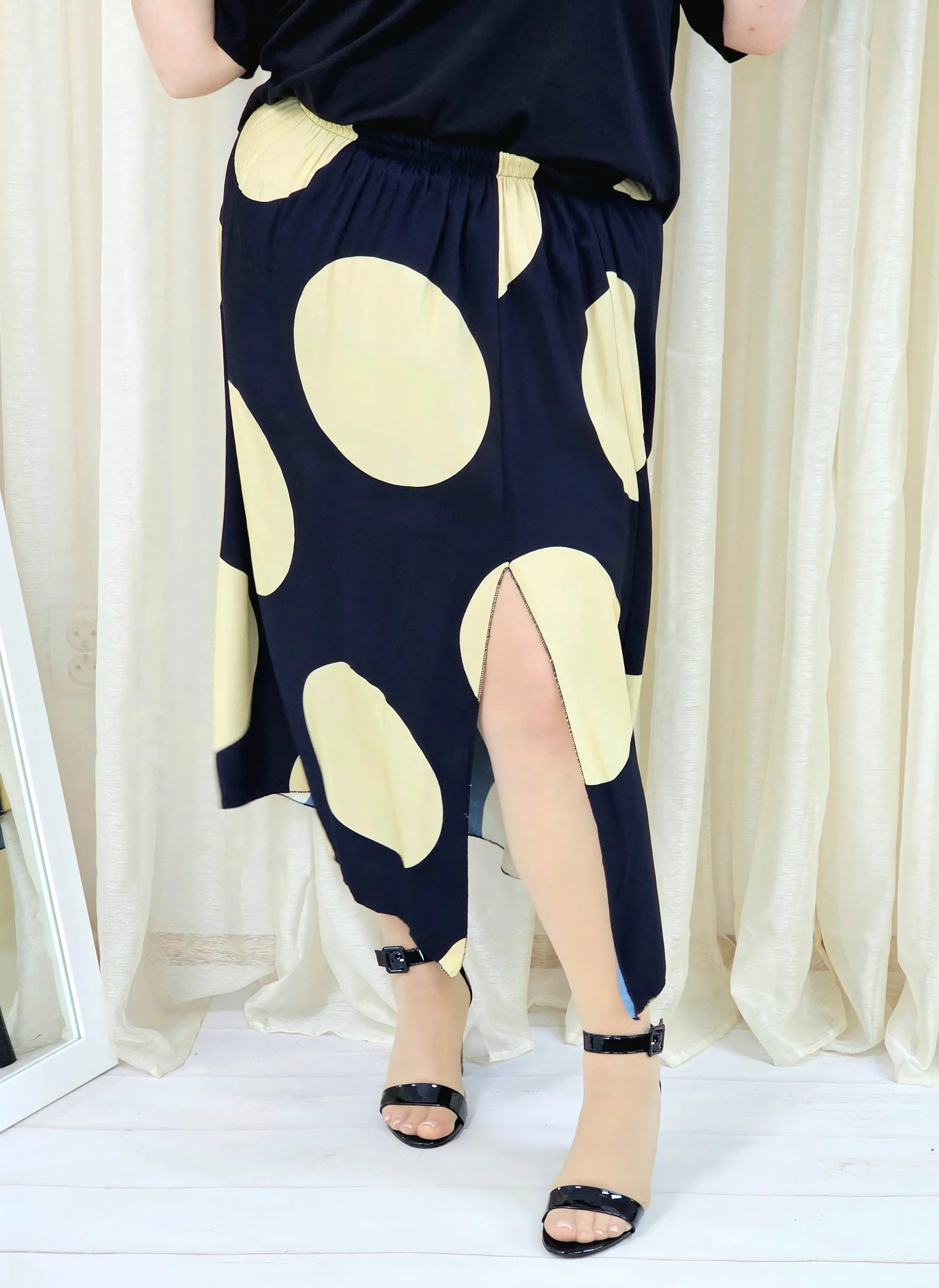 Spódnica plus size w grochy z rozcięciem – nowoczesna elegancja Stylowa XL Stylowa XL