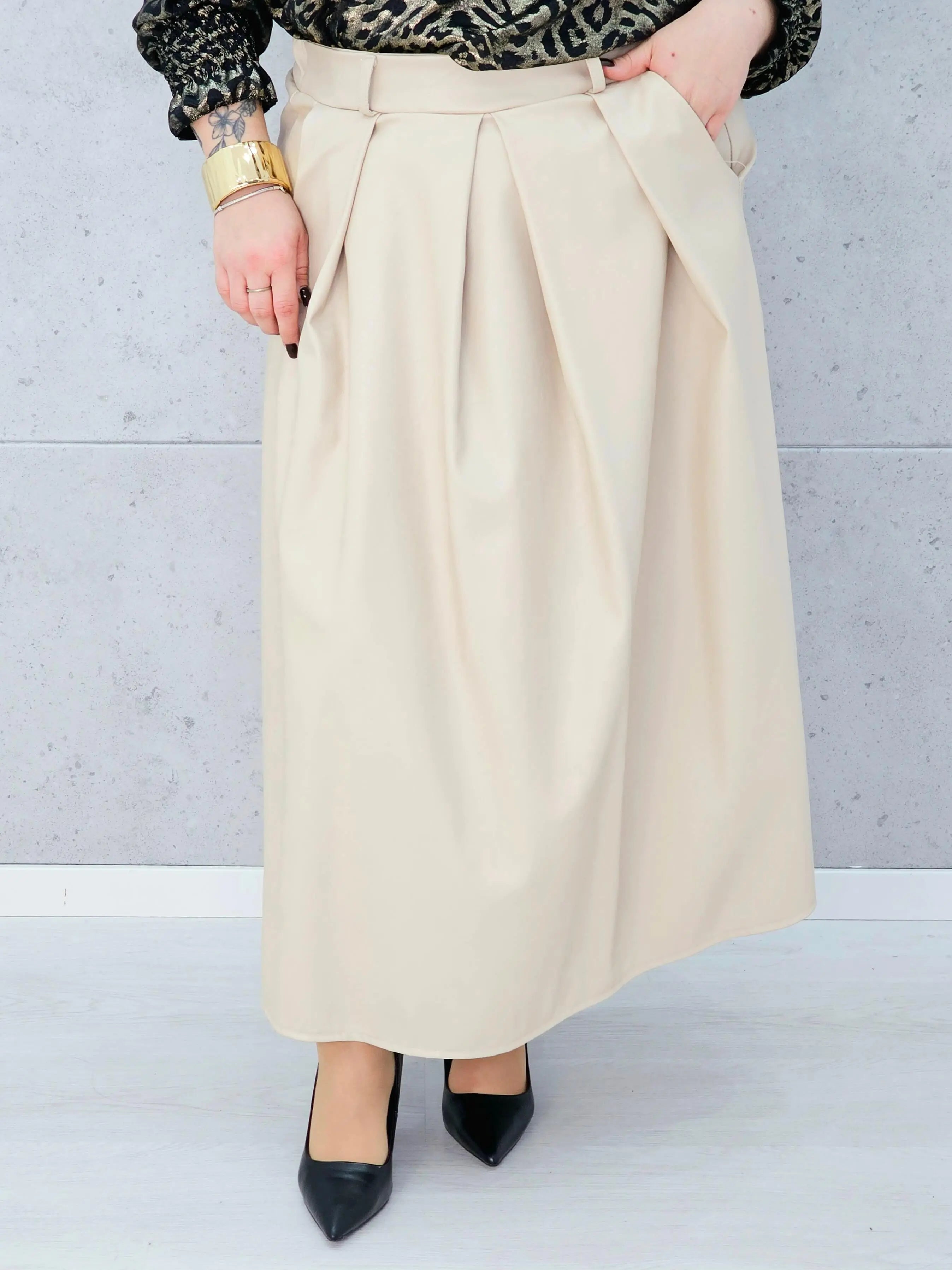Spódnica z eko skóry plus size – elegancja i nowoczesny styl | Stylowa XL Stylowa XL