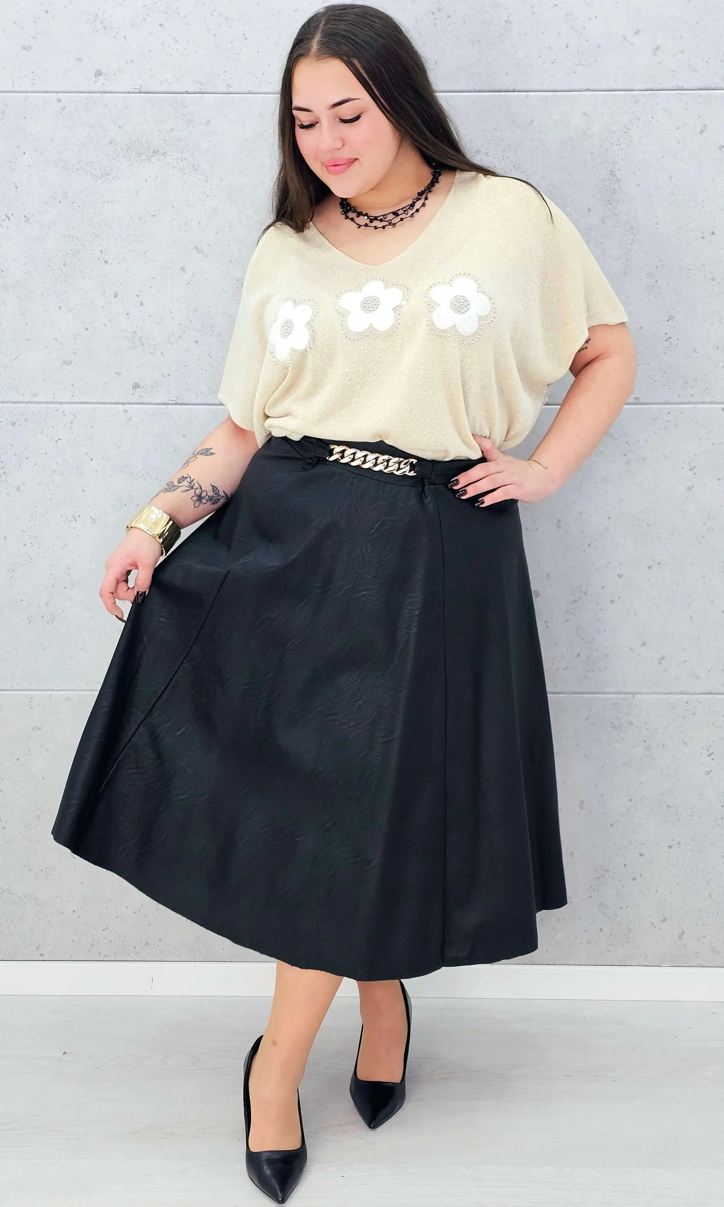 Spódnica z ekoskóry z ozdobnym łańcuchem – elegancja w wersji plus size Stylowa XL