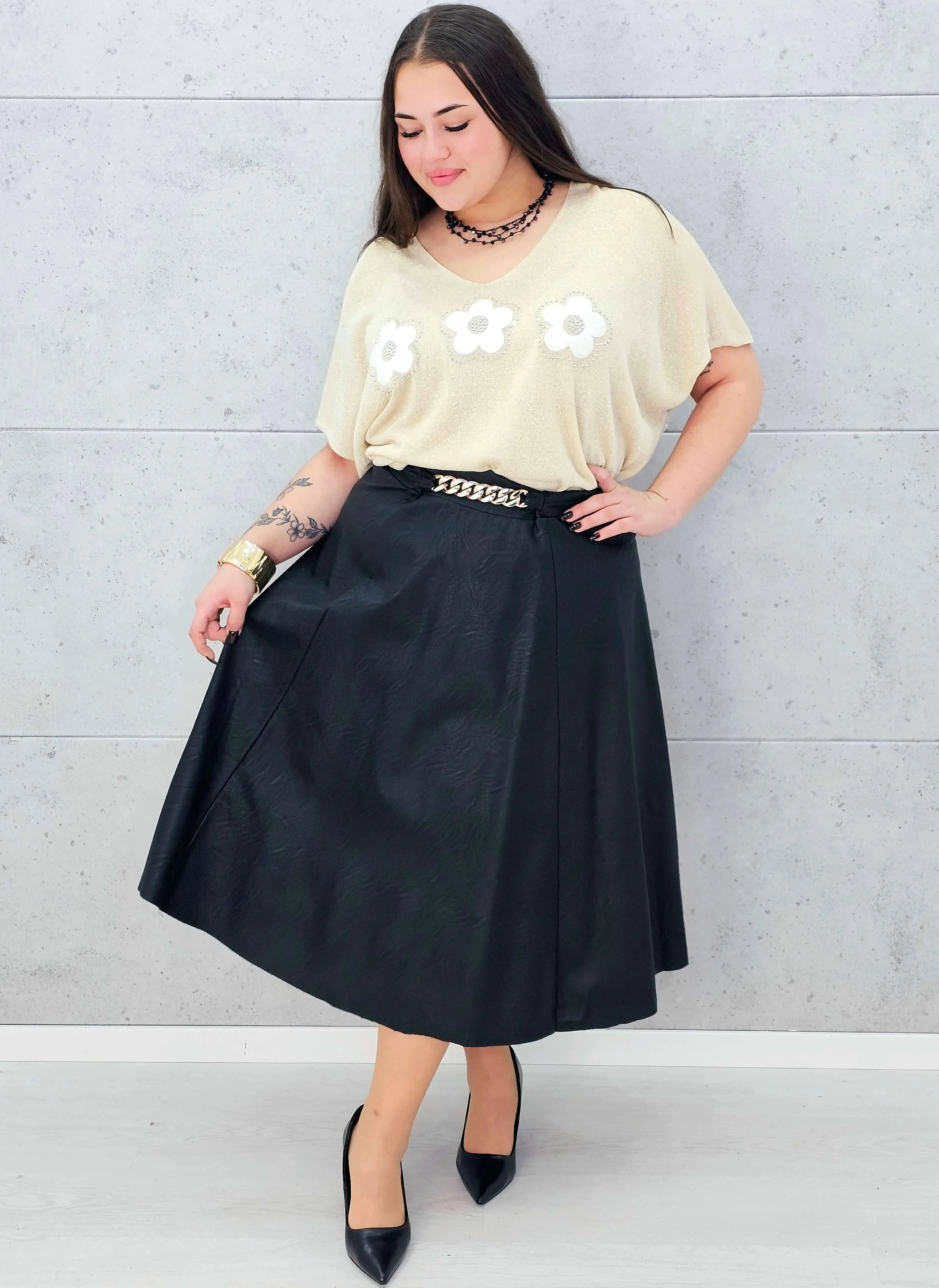 Spódnica z ekoskóry z ozdobnym łańcuchem – elegancja w wersji plus size Stylowa XL