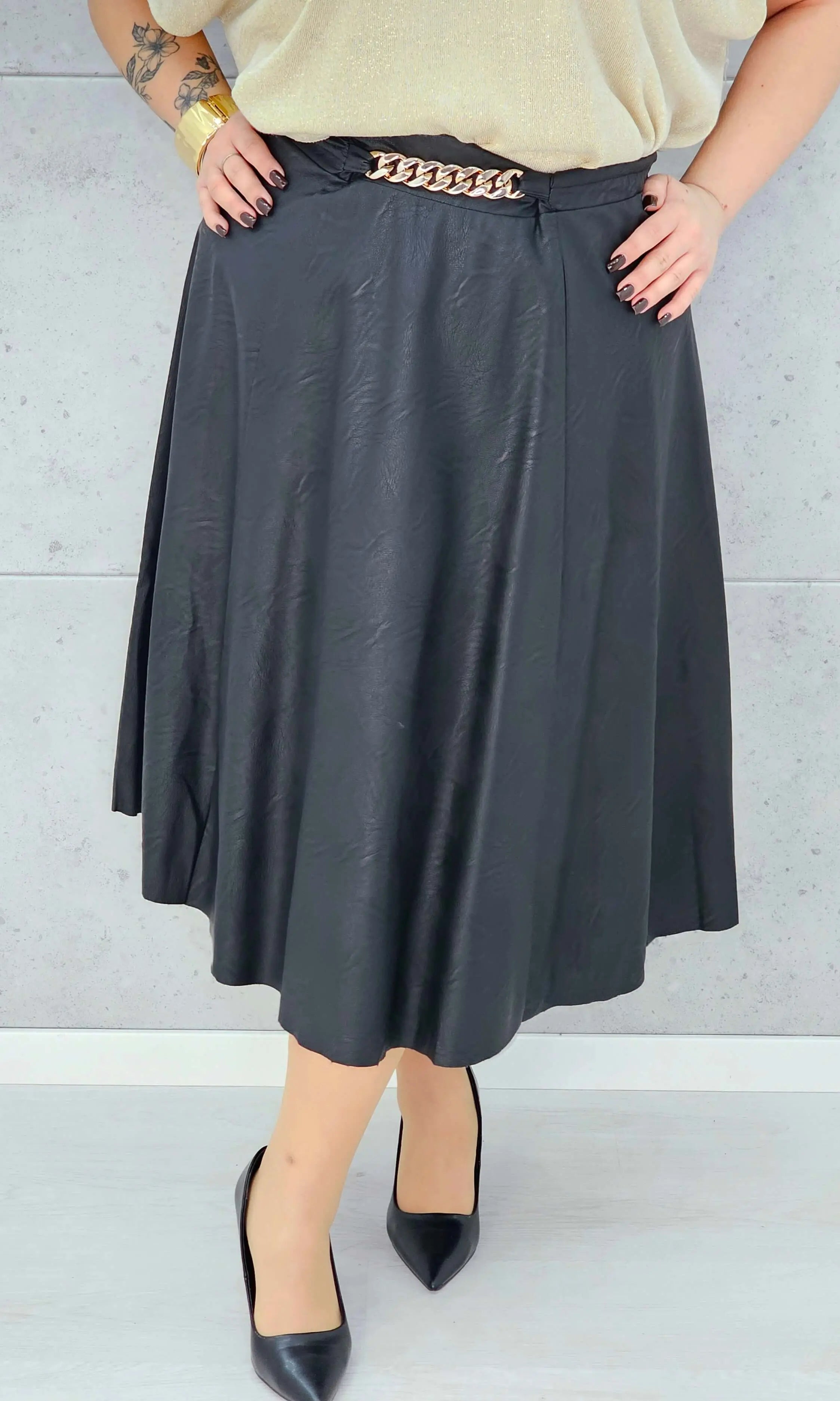 Spódnica z ekoskóry z ozdobnym łańcuchem – elegancja w wersji plus size Stylowa XL