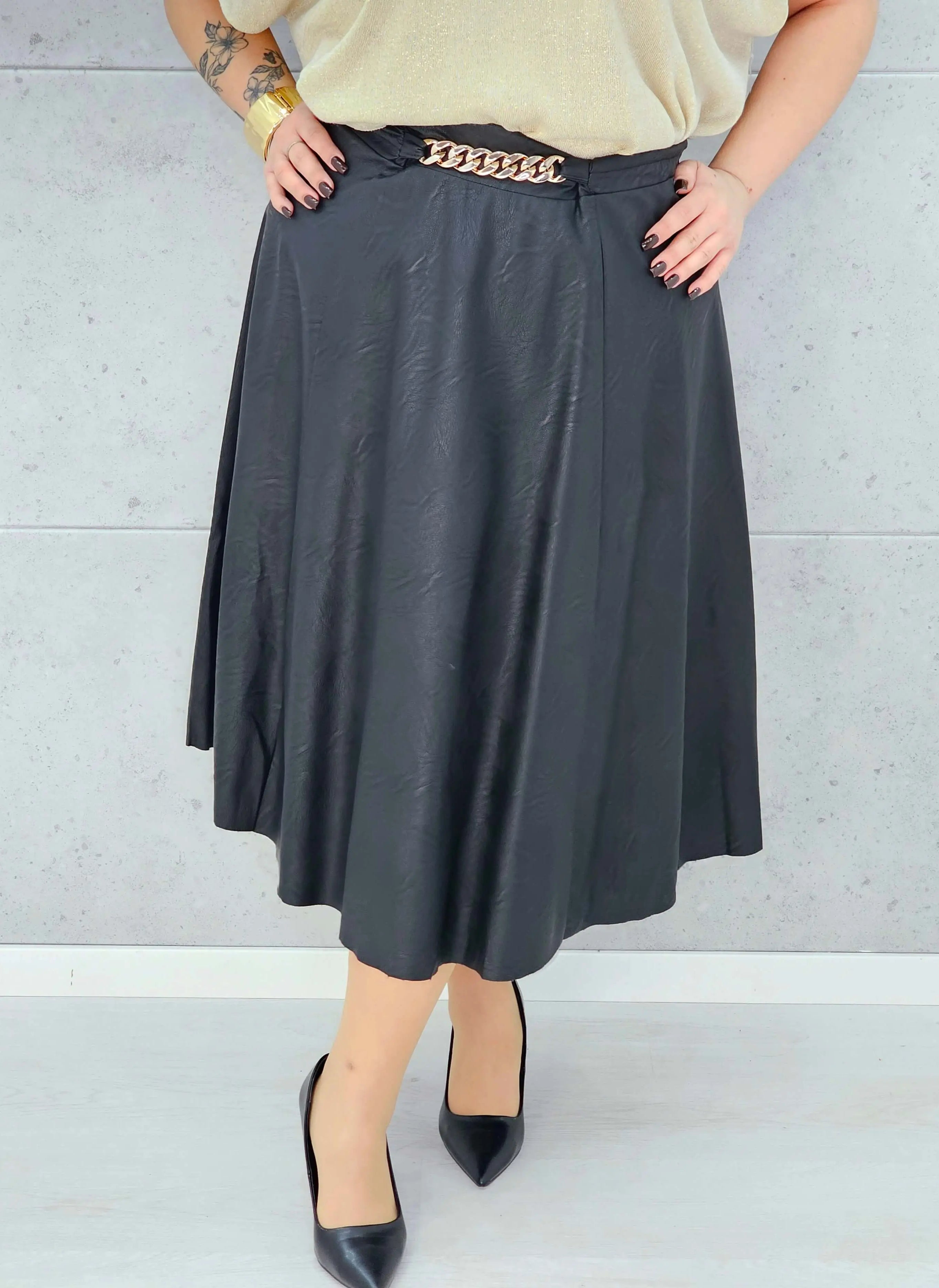 Spódnica z ekoskóry z ozdobnym łańcuchem – elegancja w wersji plus size Stylowa XL