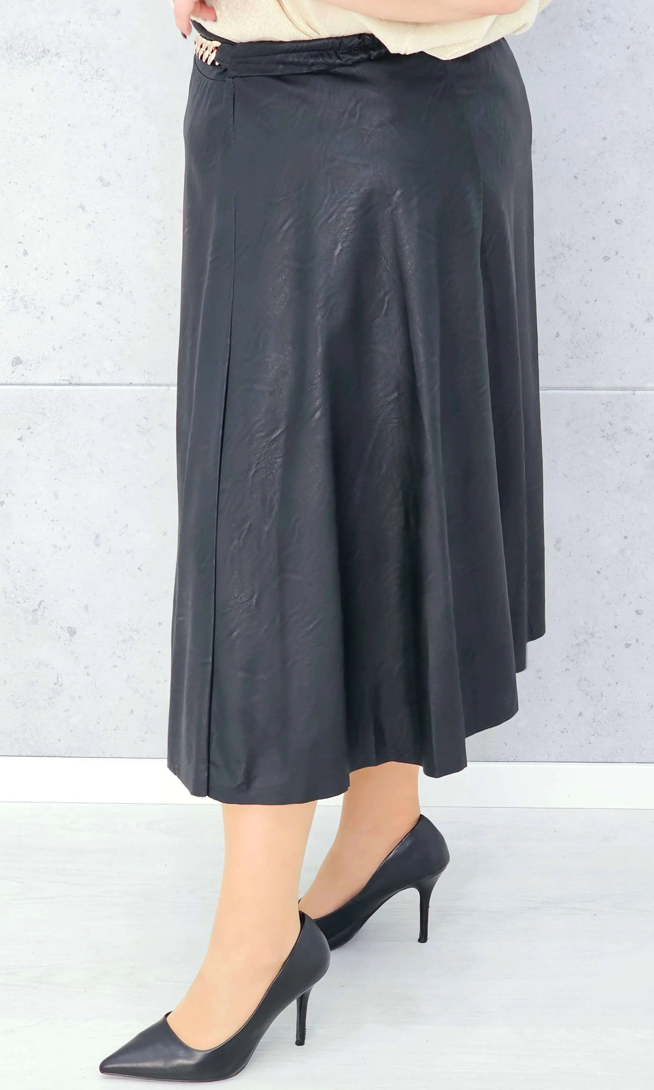 Spódnica z ekoskóry z ozdobnym łańcuchem – elegancja w wersji plus size Stylowa XL