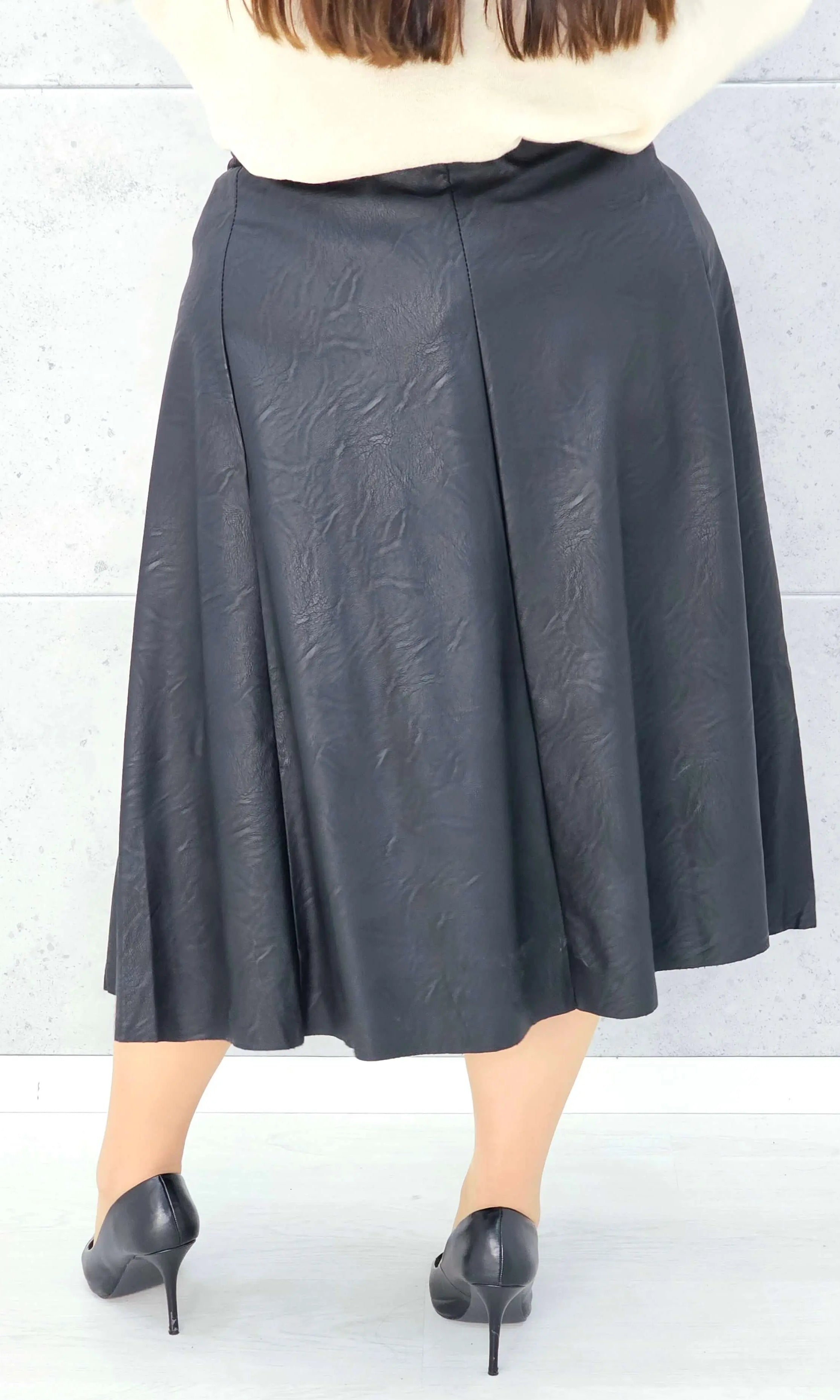 Spódnica z ekoskóry z ozdobnym łańcuchem – elegancja w wersji plus size Stylowa XL