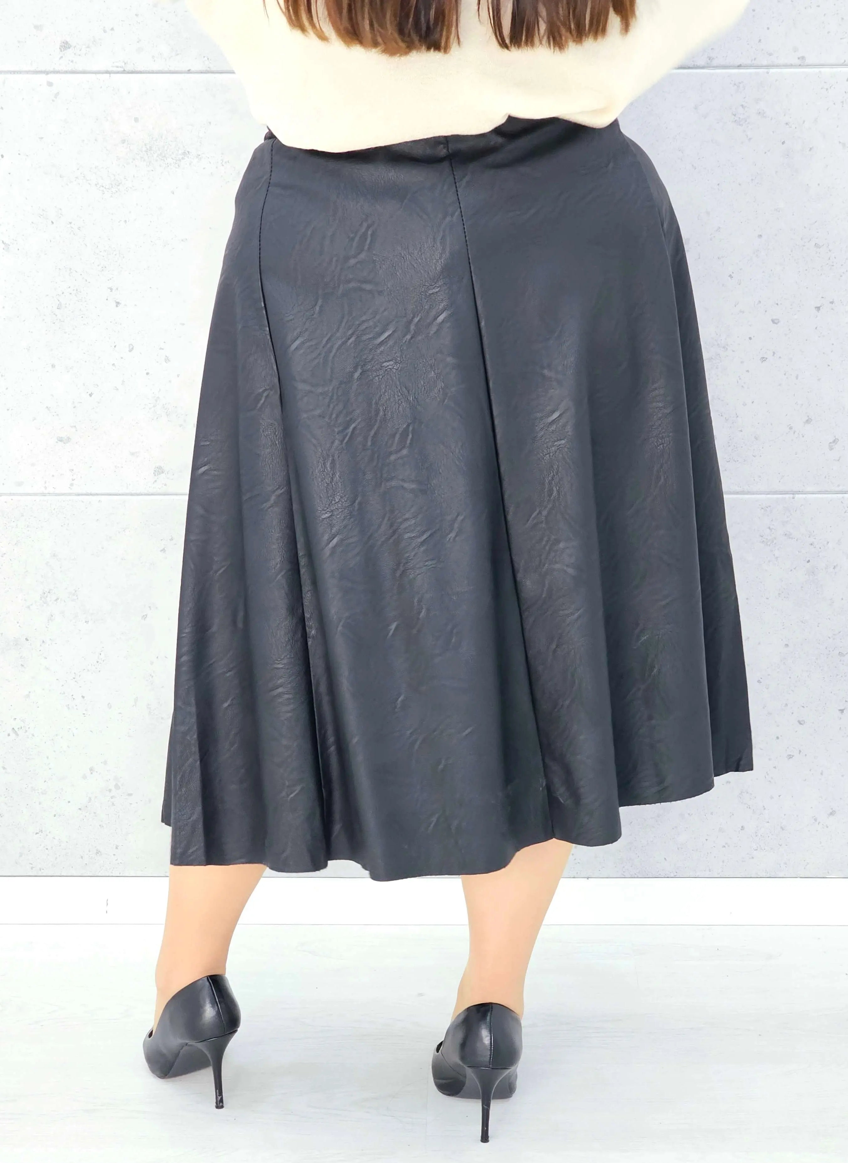 Spódnica z ekoskóry z ozdobnym łańcuchem – elegancja w wersji plus size Stylowa XL