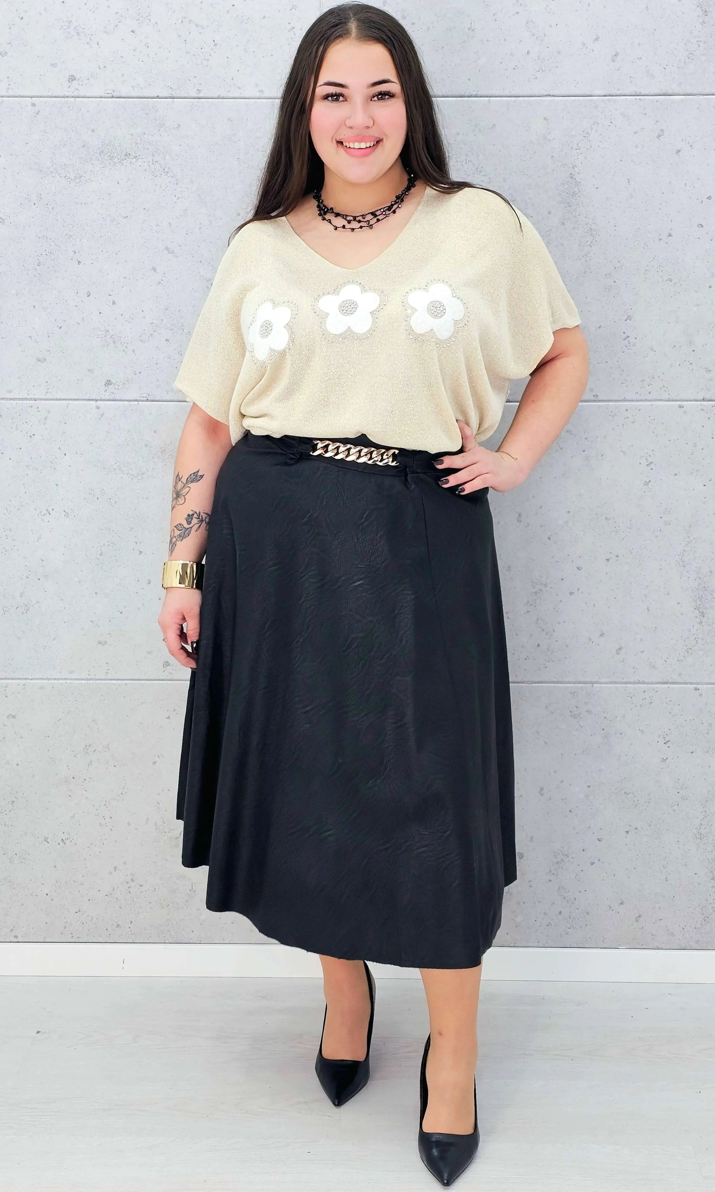 Spódnica z ekoskóry z ozdobnym łańcuchem – elegancja w wersji plus size Stylowa XL