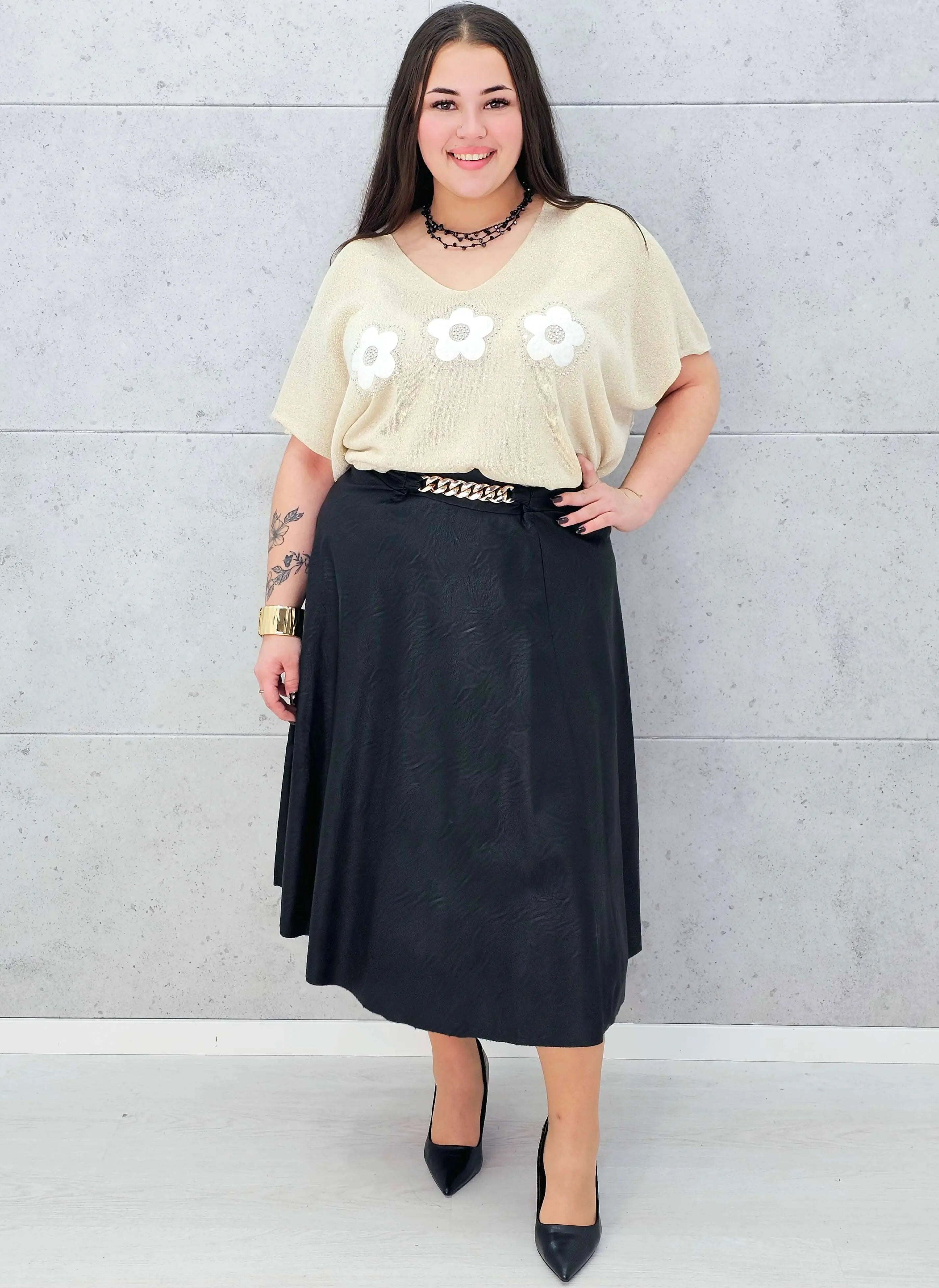 Spódnica z ekoskóry z ozdobnym łańcuchem – elegancja w wersji plus size Stylowa XL