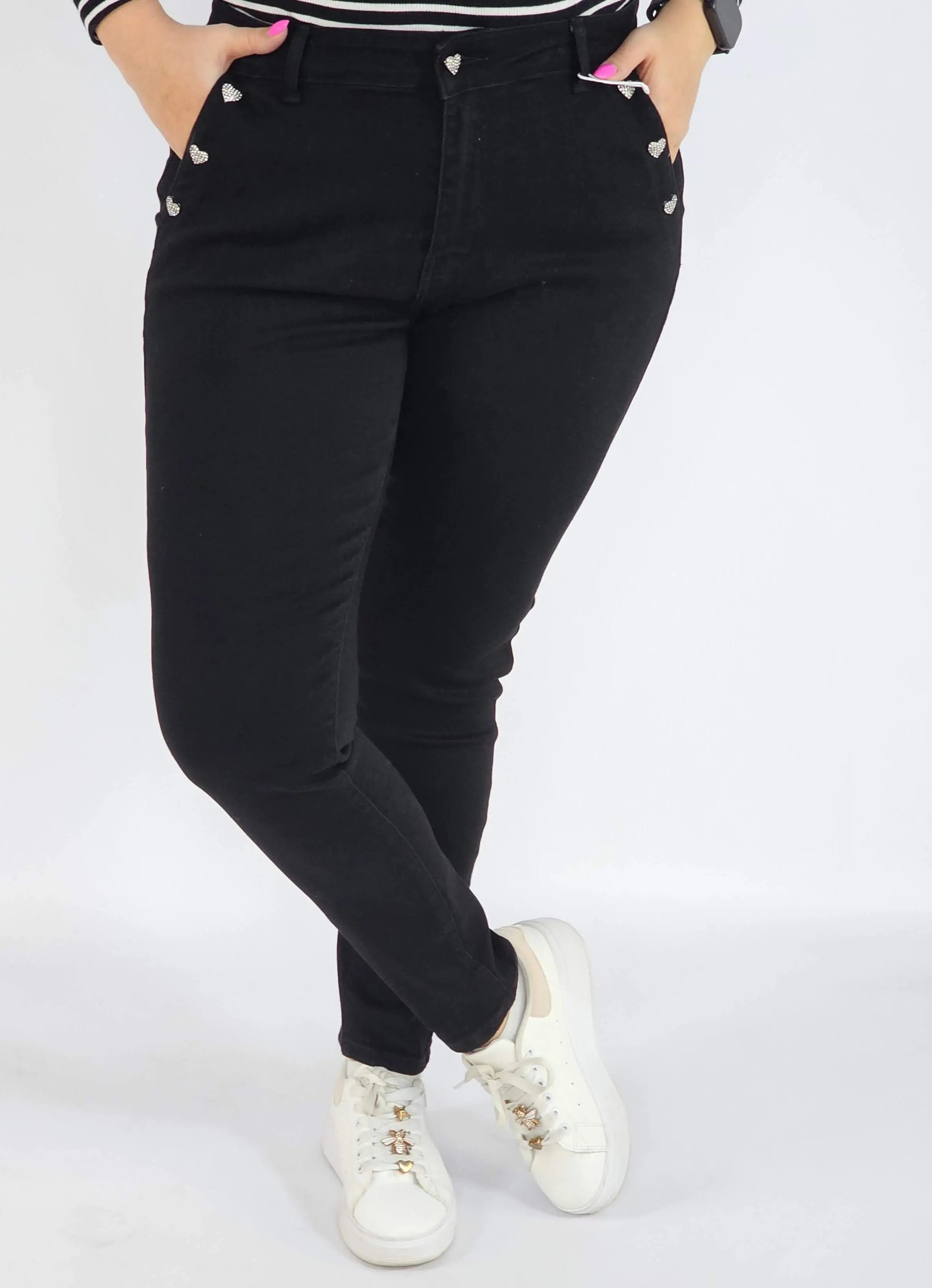 Spodnie Plus Size Czarne Jeansy z Ozdobnymi Serduszkami – Modne i Wygodne XXL Stylowa XL