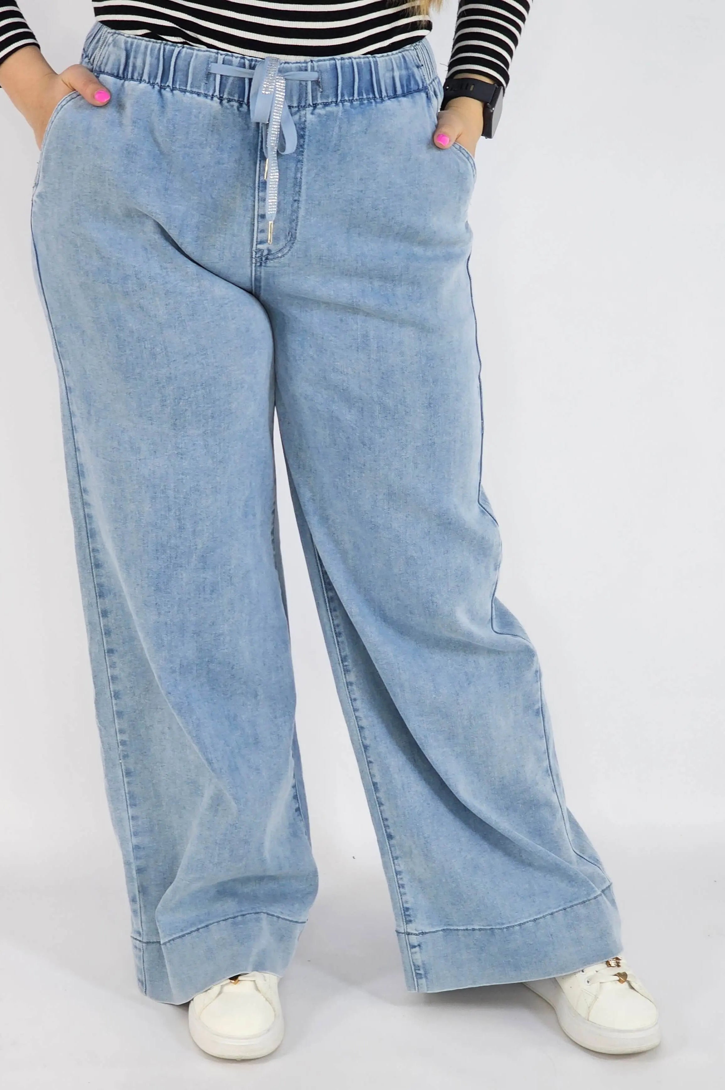 Spodnie Plus Size Jasne Jeansy z Gumką w Pasie – Wygodne i Stylowe XXL Stylowa XL