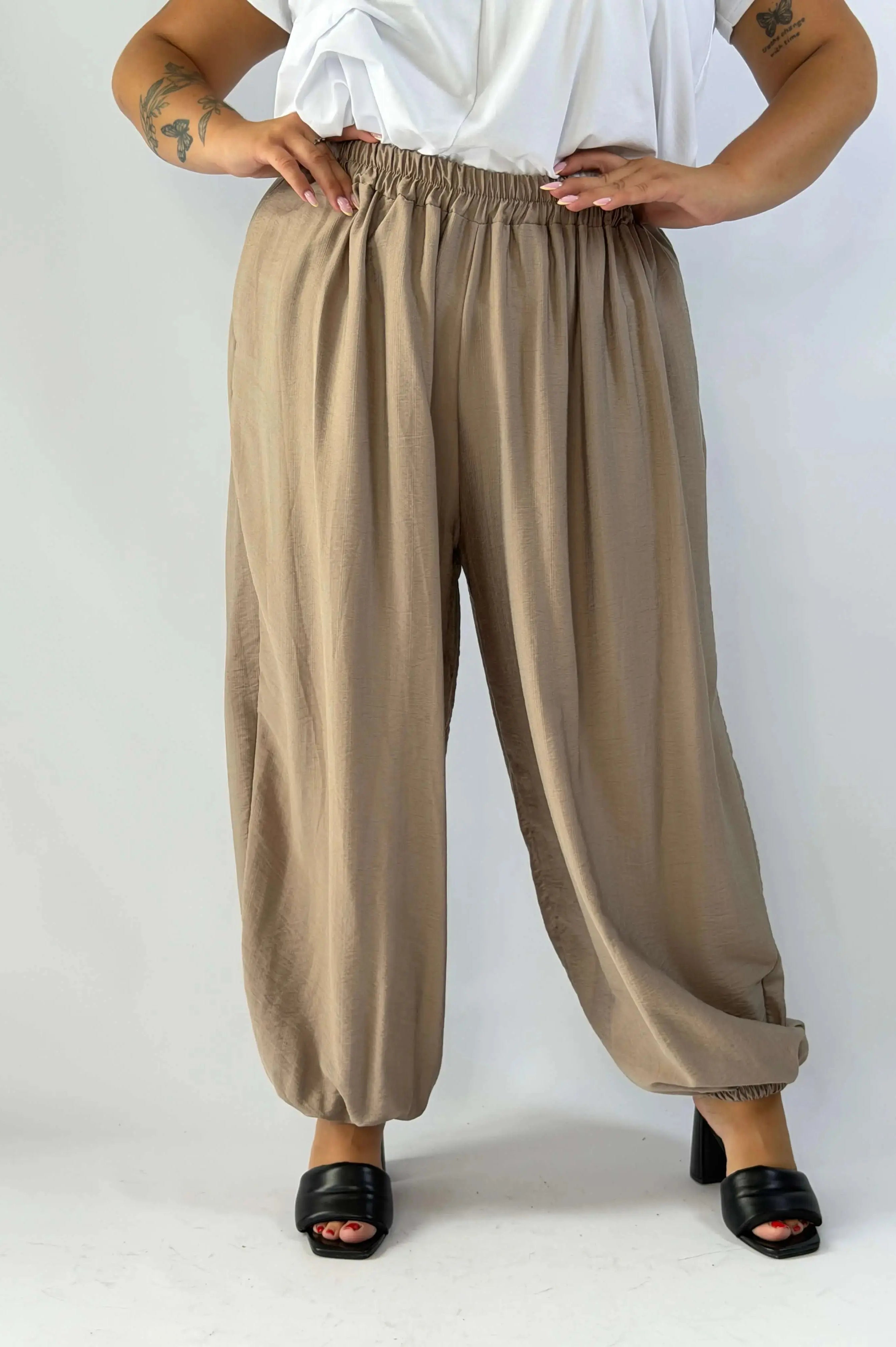 Spodnie Plus Size z gumką na nogawkach – lekkie i wygodne Stylowa XL