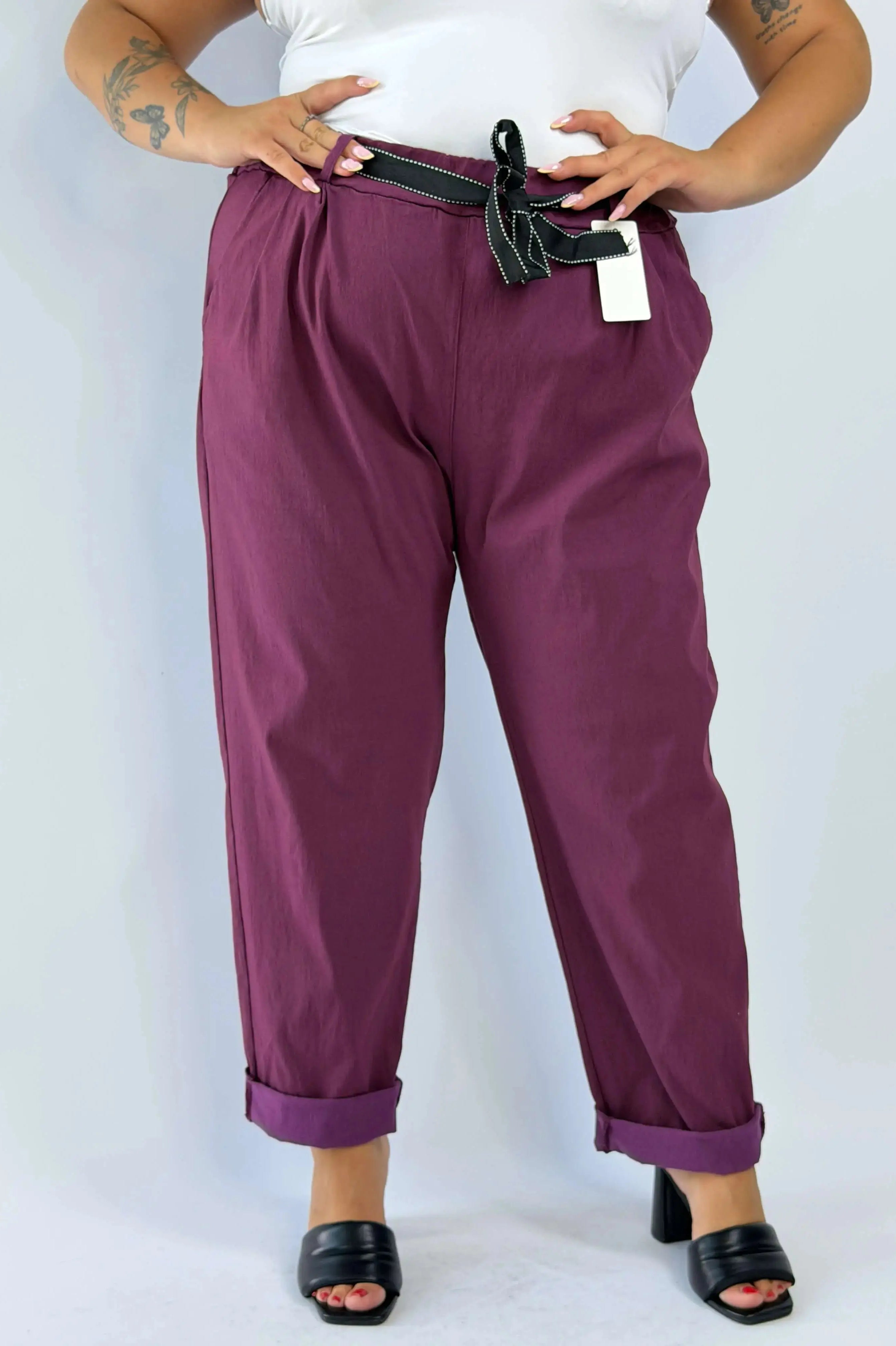 Spodnie Plus Size z ozdobnym paskiem – wygodne i stylowe Stylowa XL