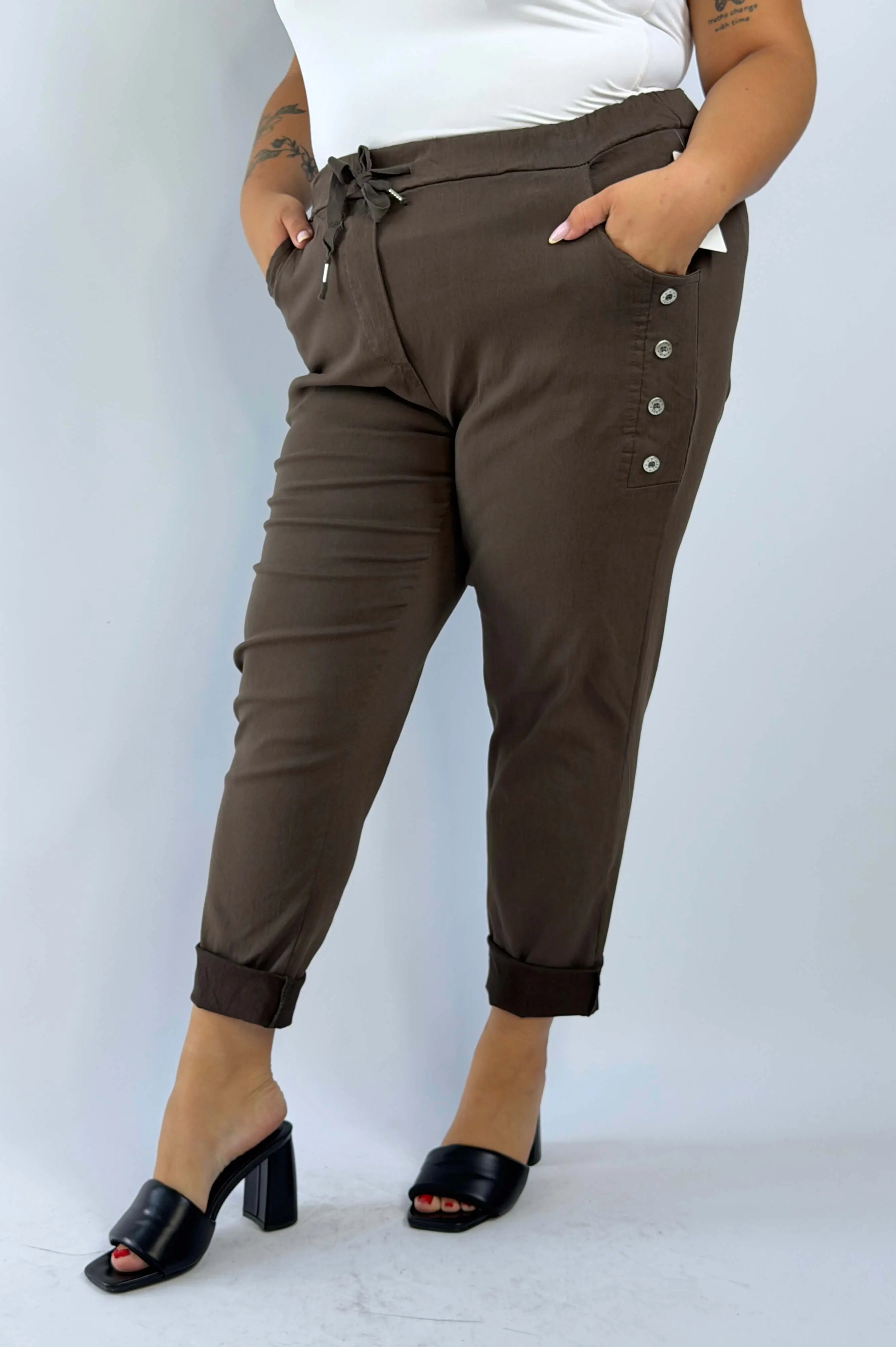 Spodnie Plus Size z ozdobnymi guzikami – wygodne i stylowe Stylowa XL