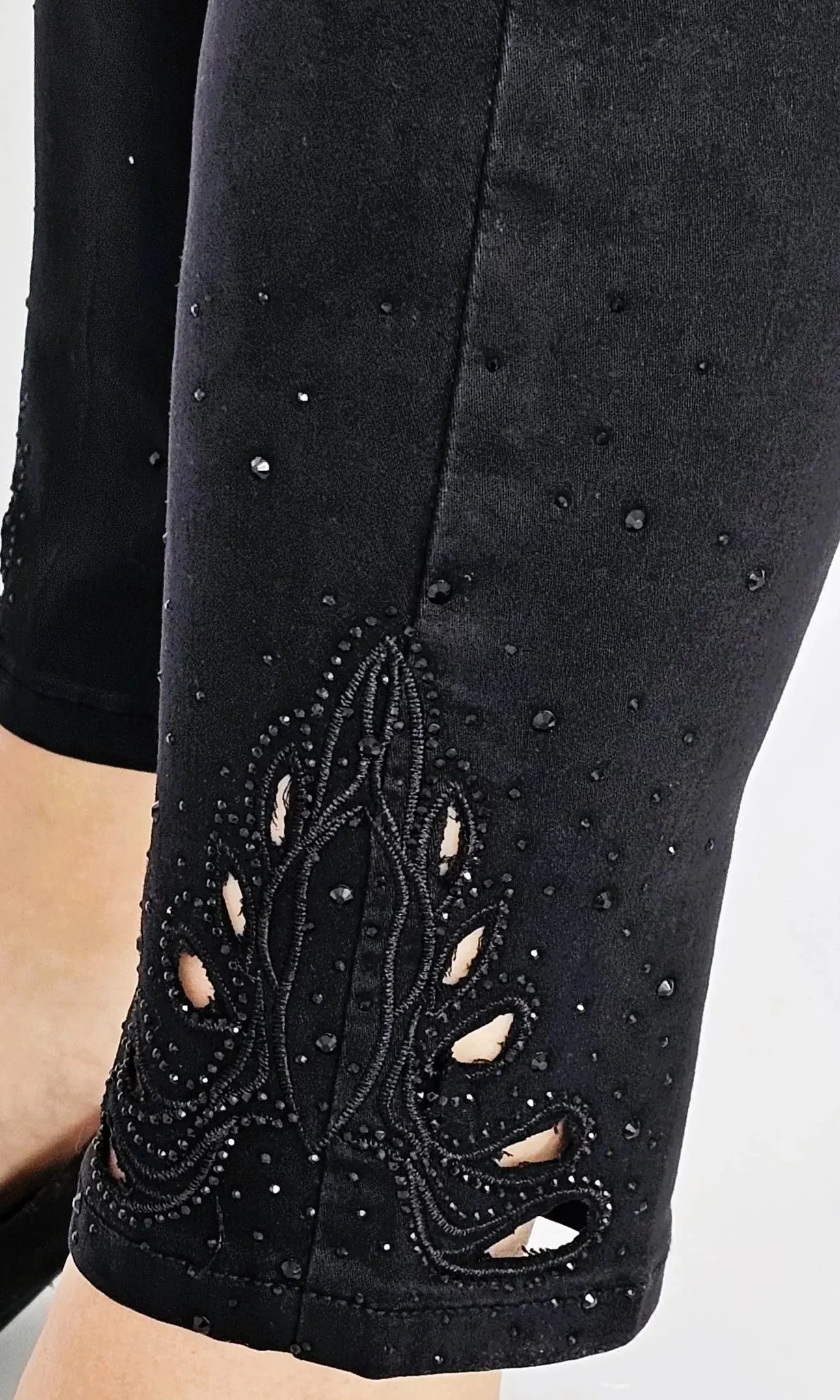 Spodnie czarne z cyrkonii przy nogawce Stylowa XL