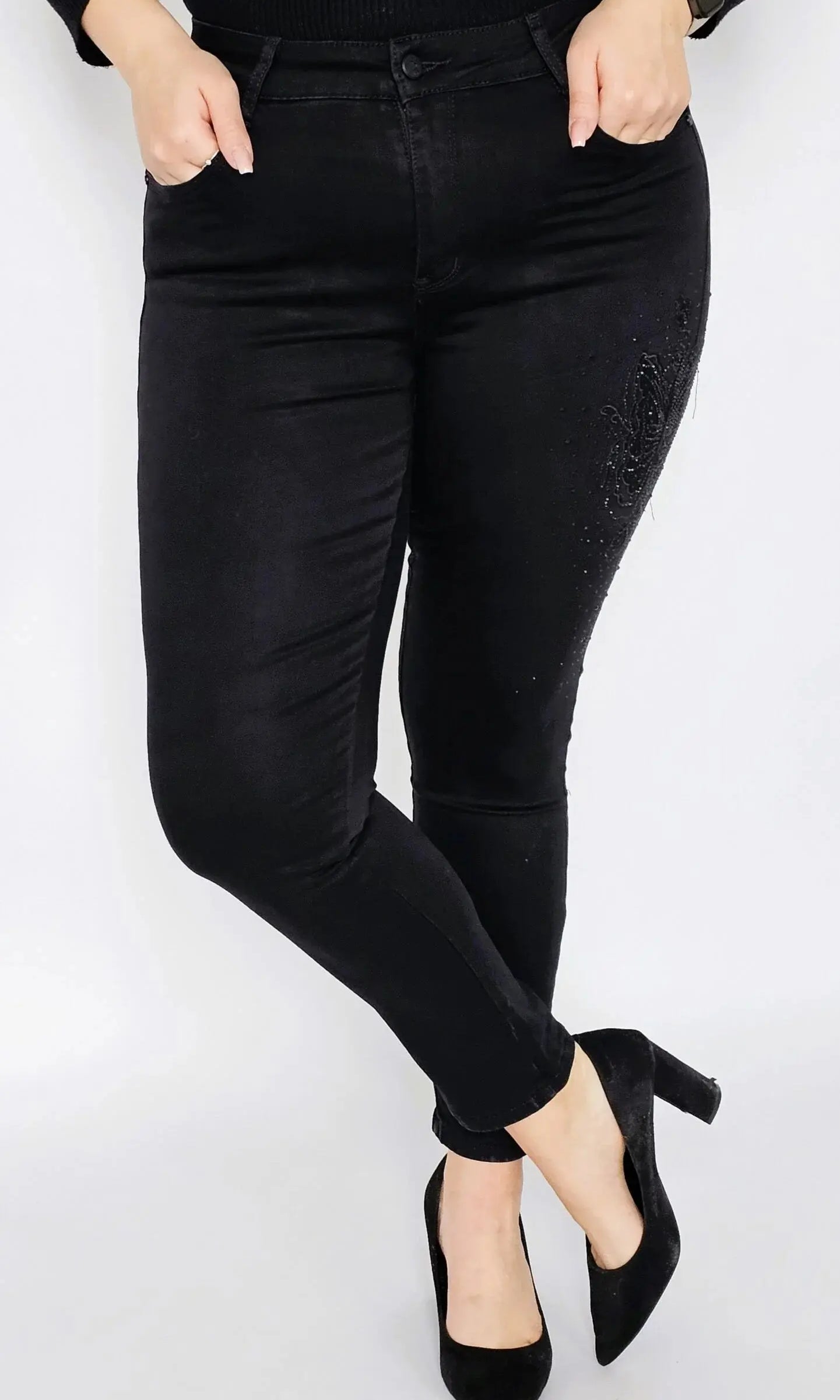 Spodnie czarne z kwiatem z cyrkonii na boku Stylowa XL