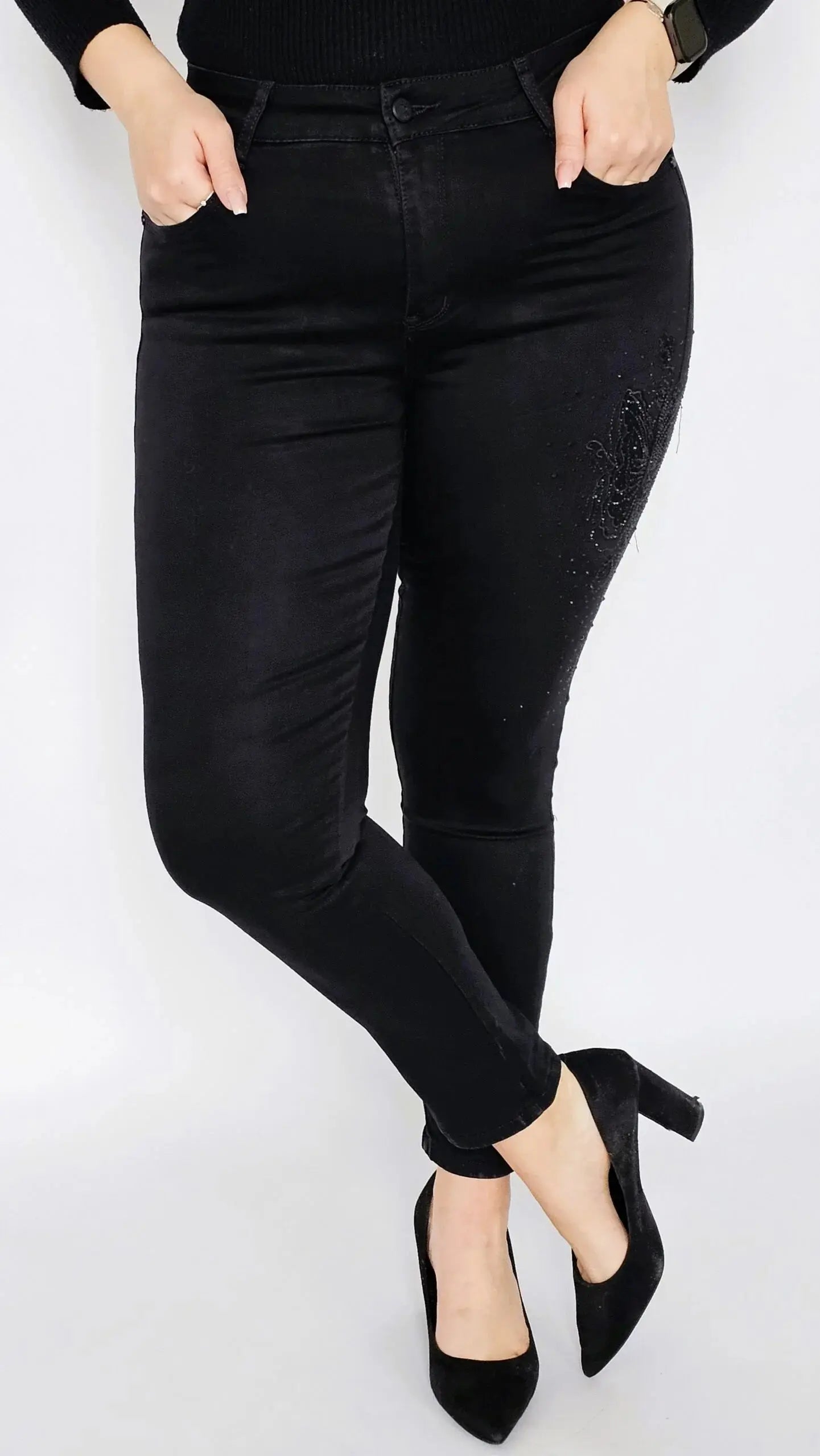 Spodnie czarne z kwiatem z cyrkonii na boku Stylowa XL