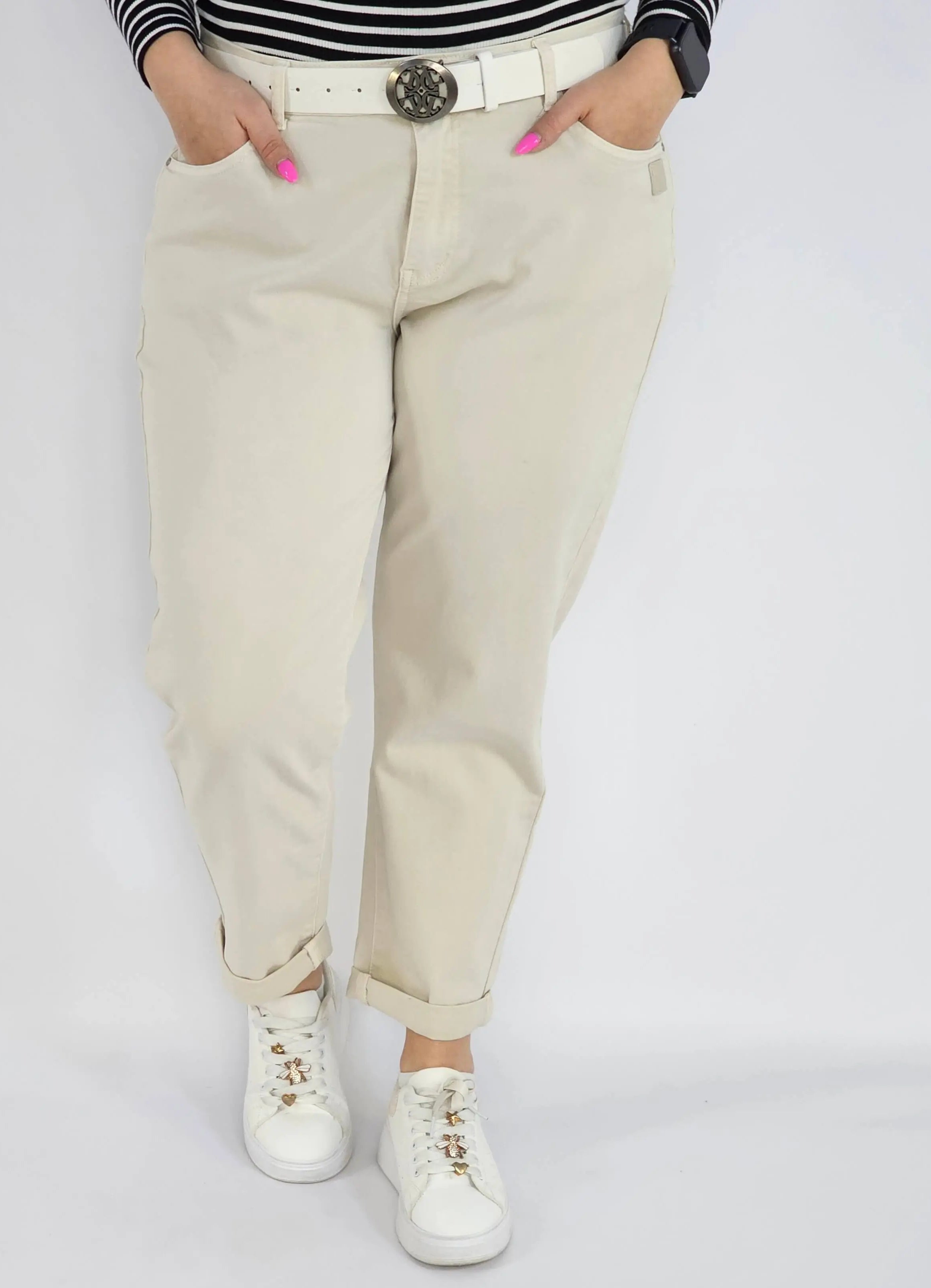 Spodnie jeans plus size – beżowe klasyczne jeansy z paskiem Stylowa XL