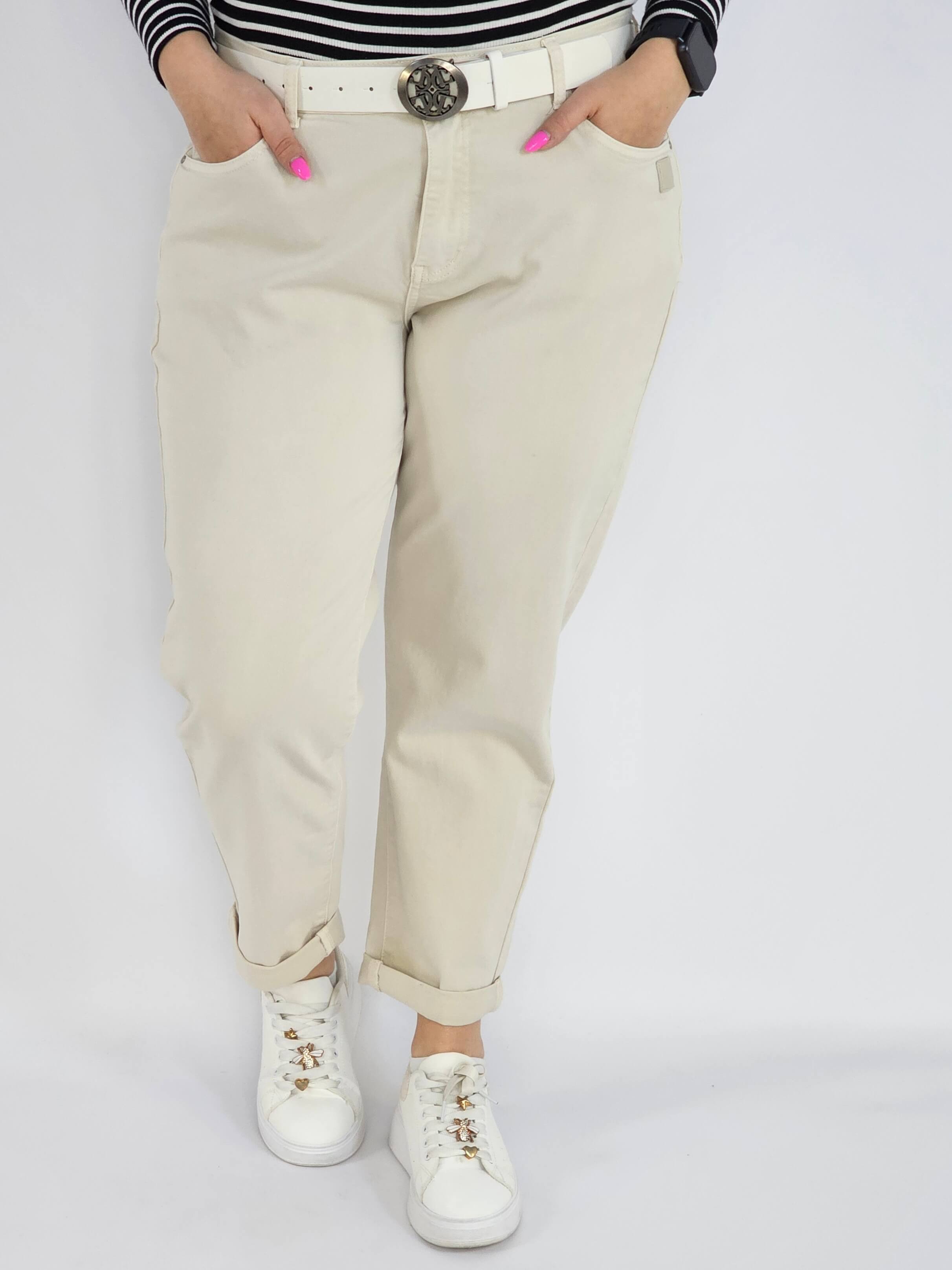 Spodnie jeans plus size – beżowe klasyczne jeansy z paskiem Stylowa XL