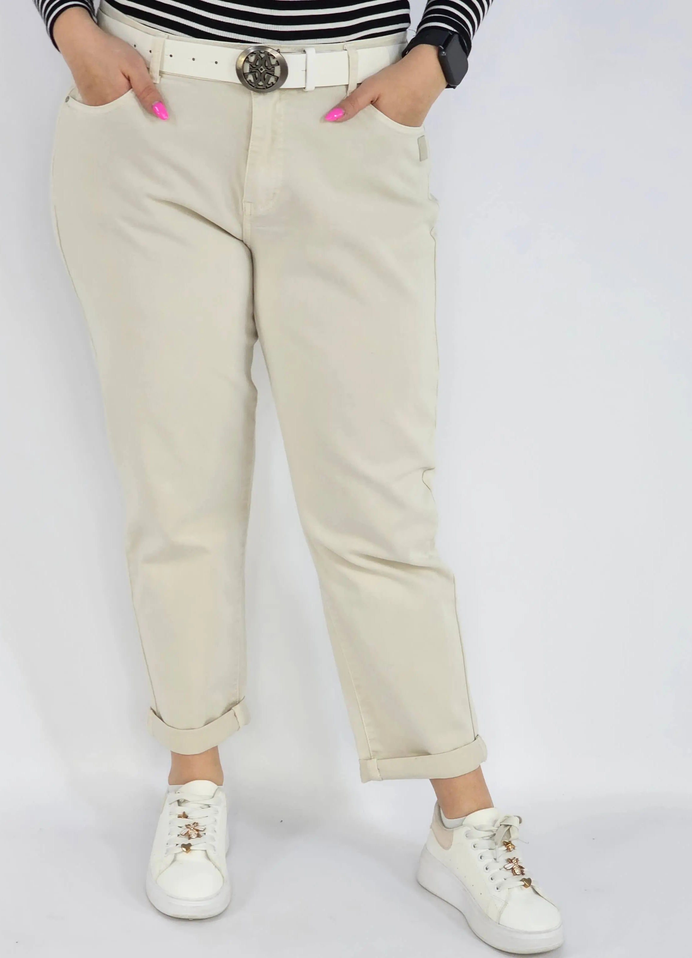 Spodnie jeans plus size – beżowe klasyczne jeansy z paskiem Stylowa XL