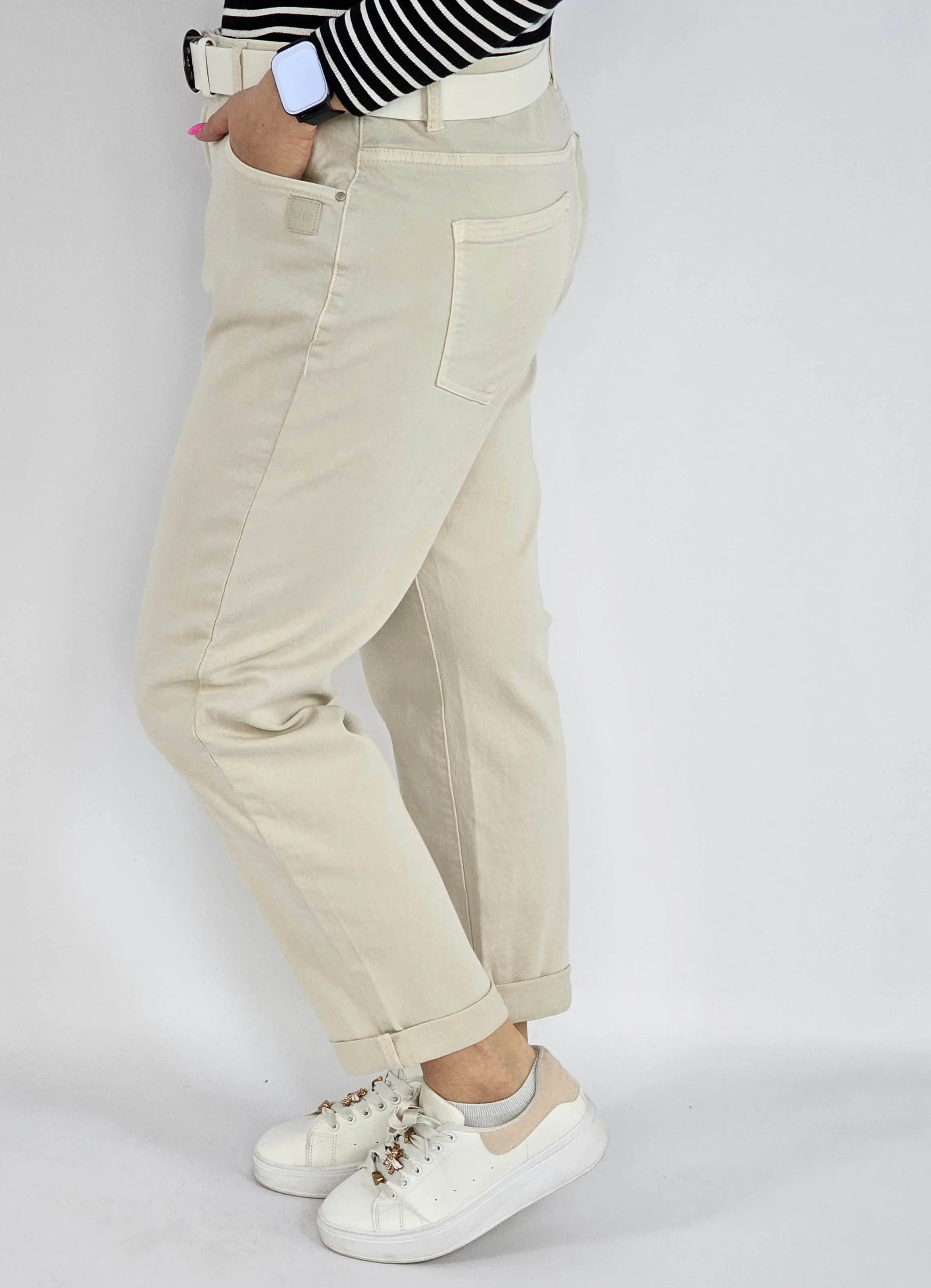Spodnie jeans plus size – beżowe klasyczne jeansy z paskiem Stylowa XL