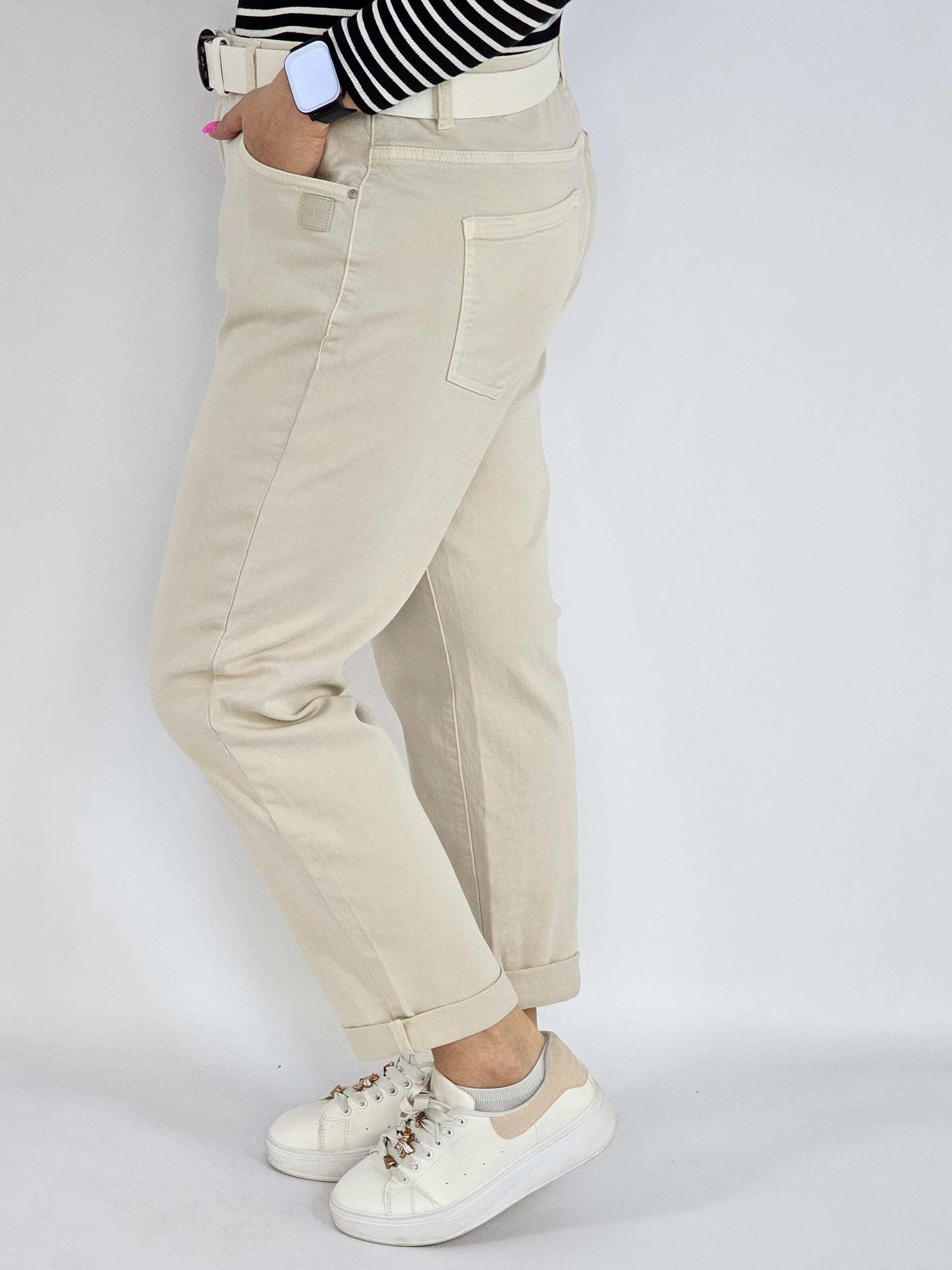 Spodnie jeans plus size – beżowe klasyczne jeansy z paskiem Stylowa XL