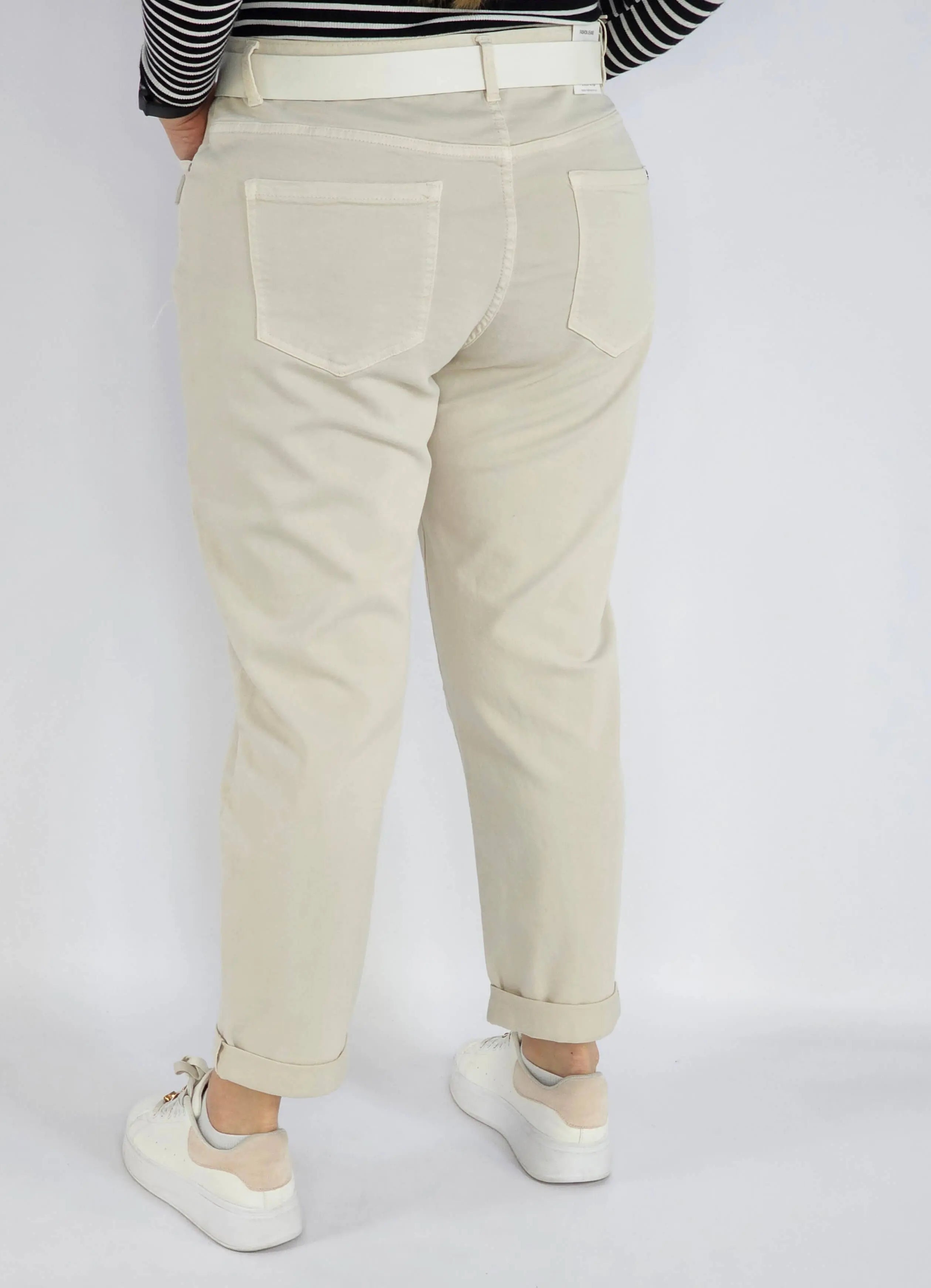 Spodnie jeans plus size – beżowe klasyczne jeansy z paskiem Stylowa XL