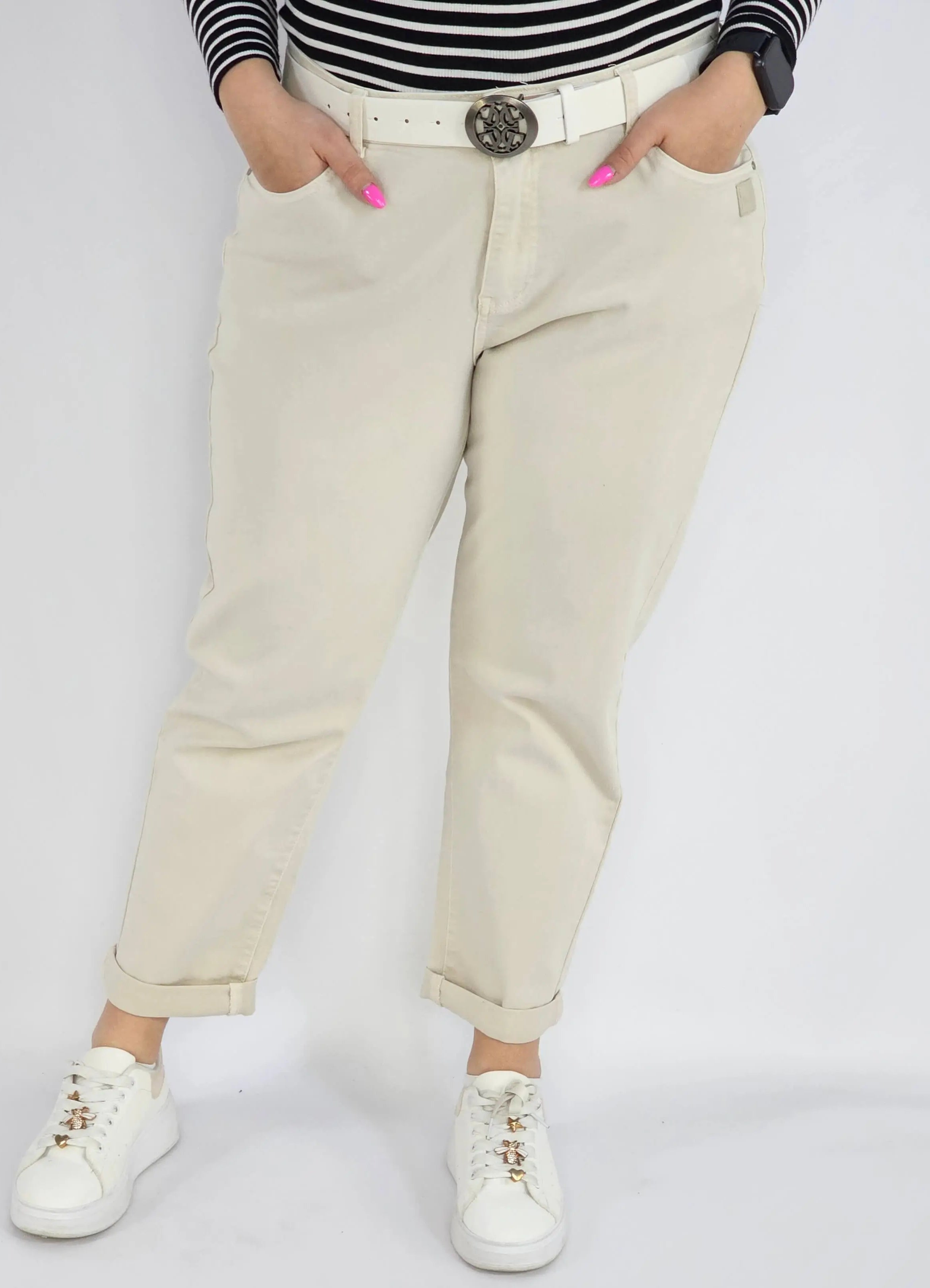 Spodnie jeans plus size – beżowe klasyczne jeansy z paskiem Stylowa XL