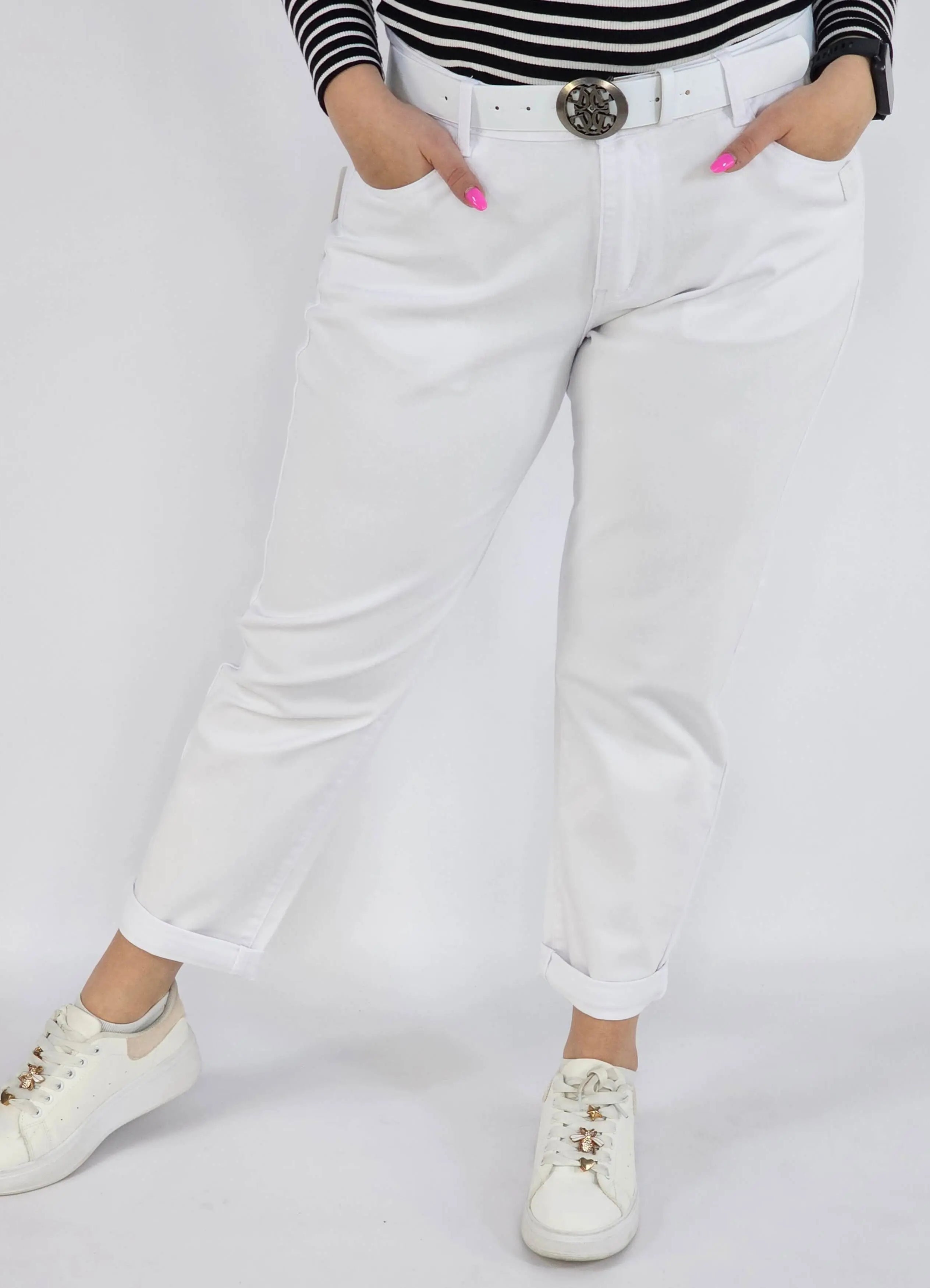 Spodnie jeans plus size – białe klasyczne jeansy z paskiem Stylowa XL