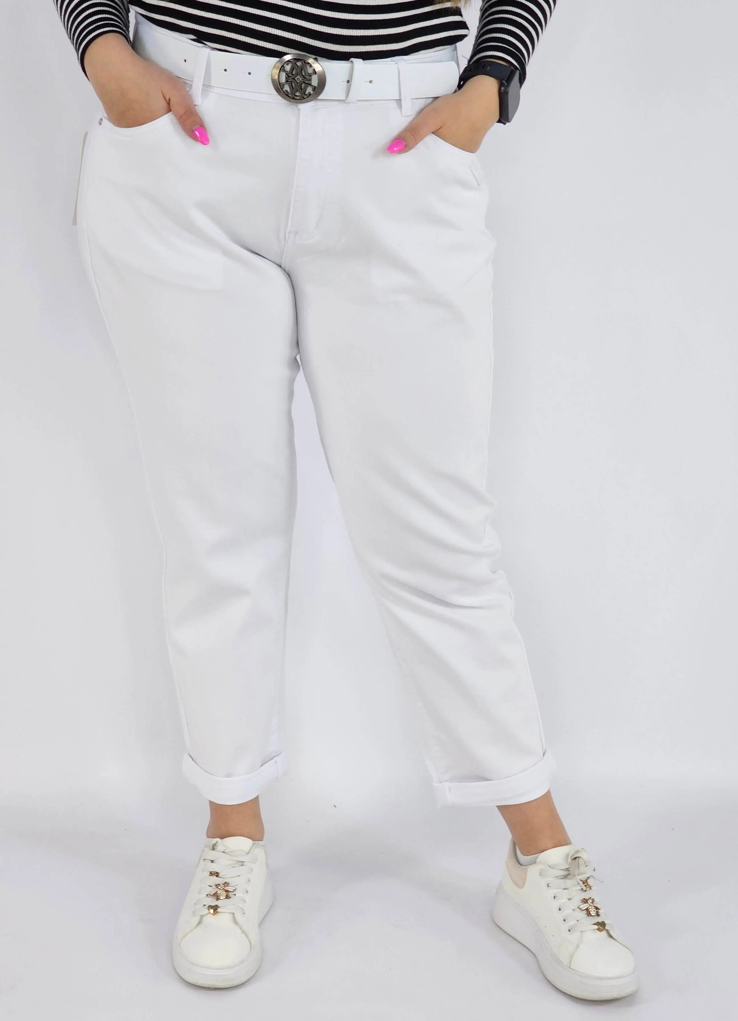 Spodnie jeans plus size – białe klasyczne jeansy z paskiem Stylowa XL