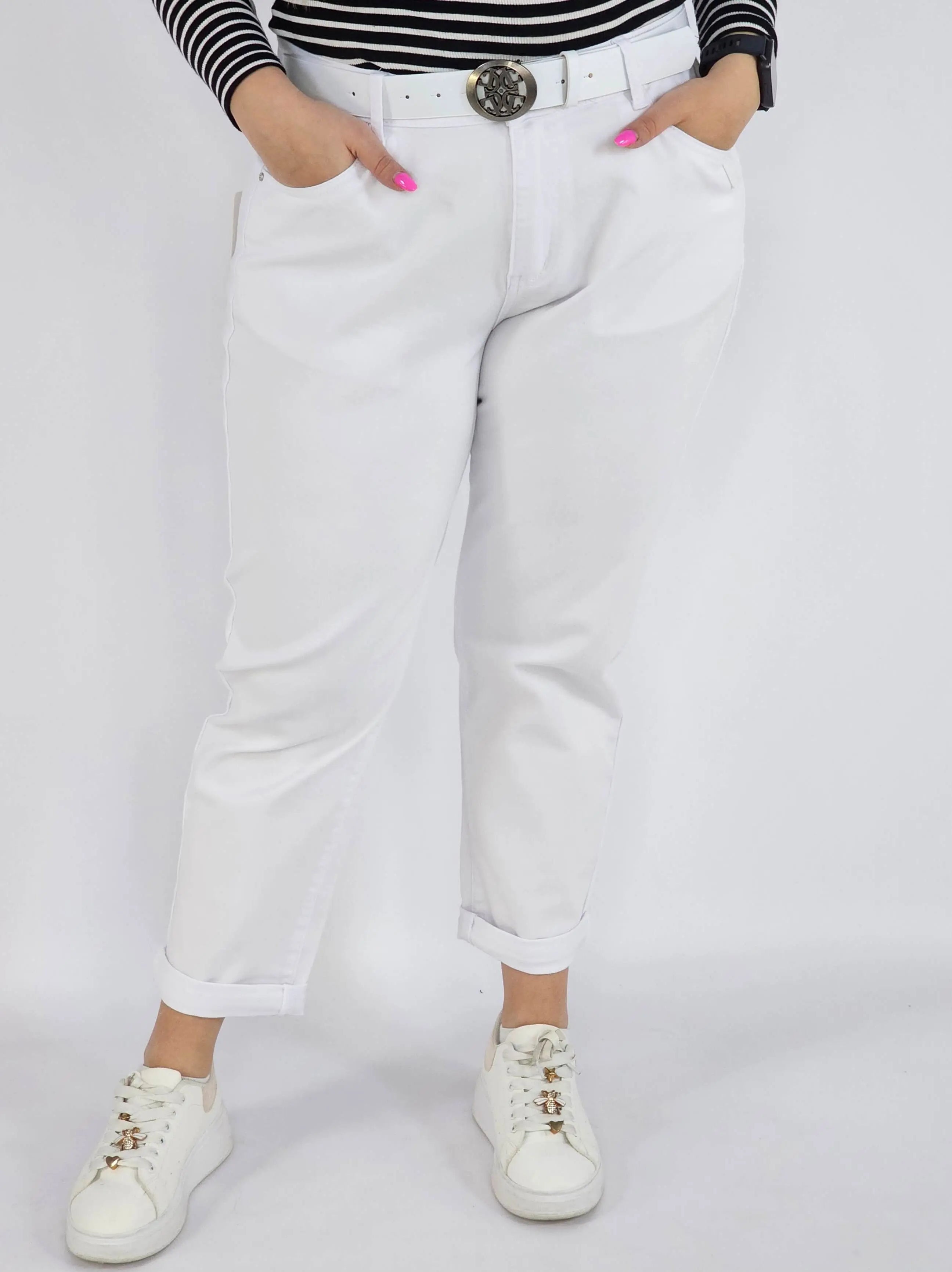 Spodnie jeans plus size – białe klasyczne jeansy z paskiem Stylowa XL