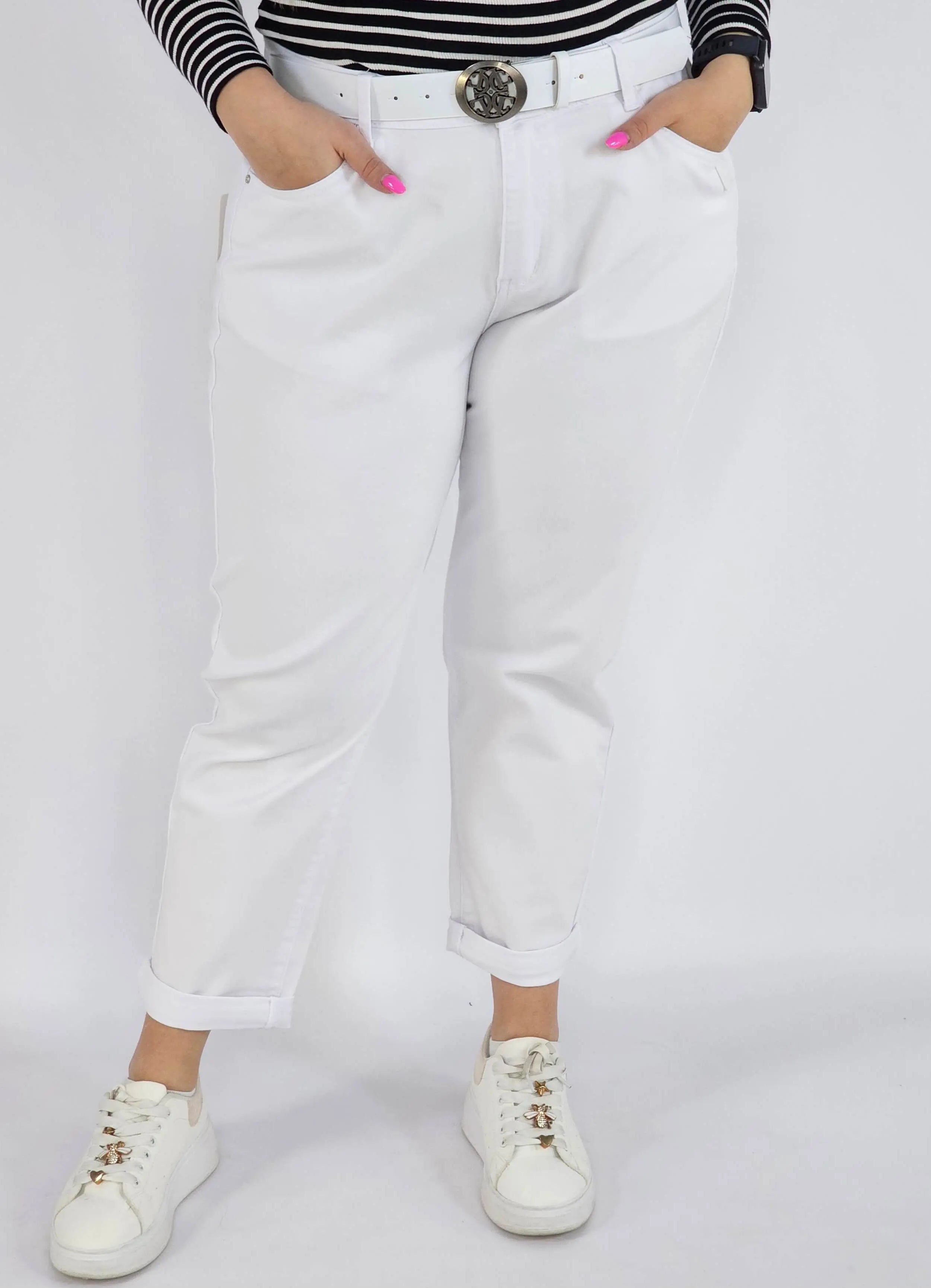 Spodnie jeans plus size – białe klasyczne jeansy z paskiem Stylowa XL