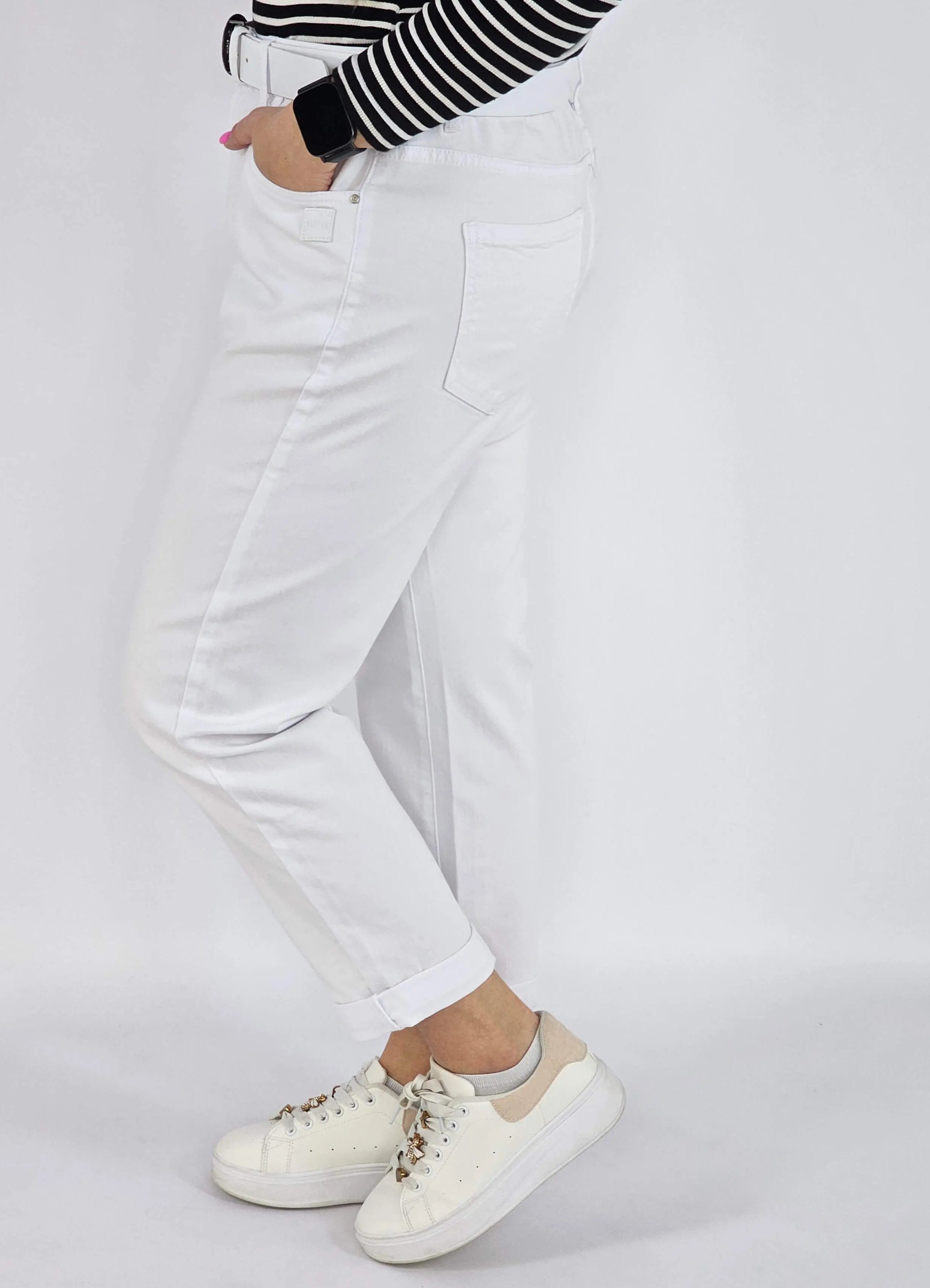 Spodnie jeans plus size – białe klasyczne jeansy z paskiem Stylowa XL