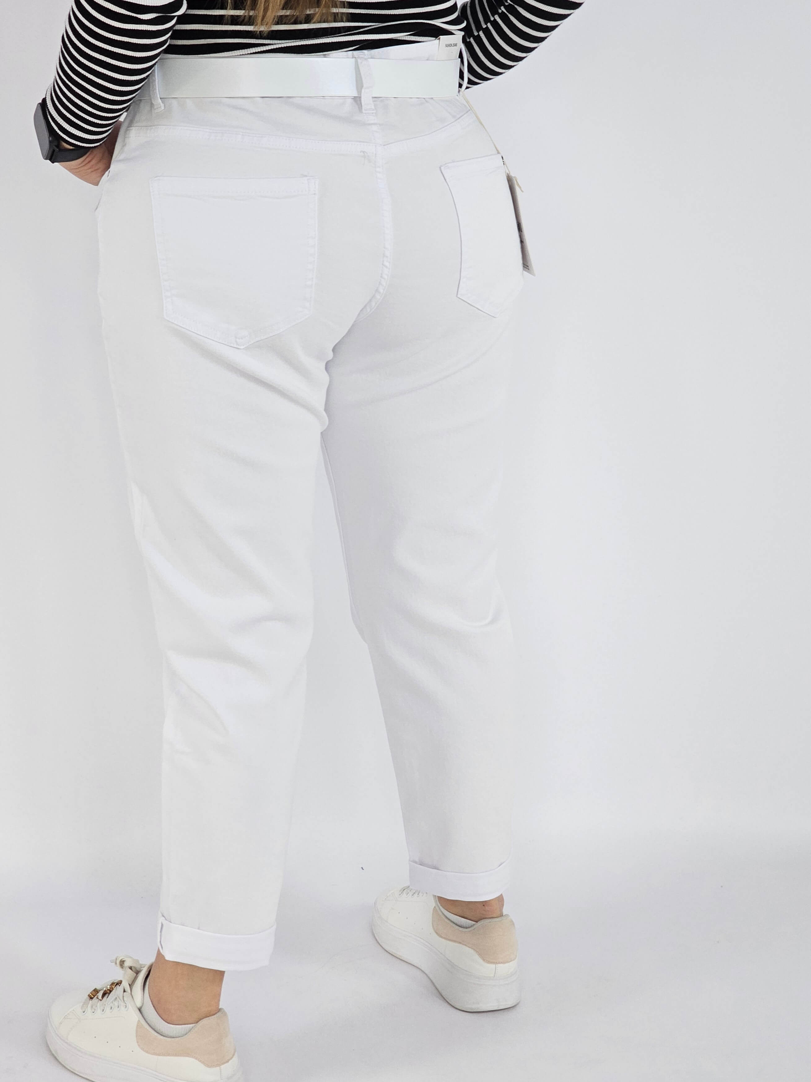 Spodnie jeans plus size – białe klasyczne jeansy z paskiem Stylowa XL