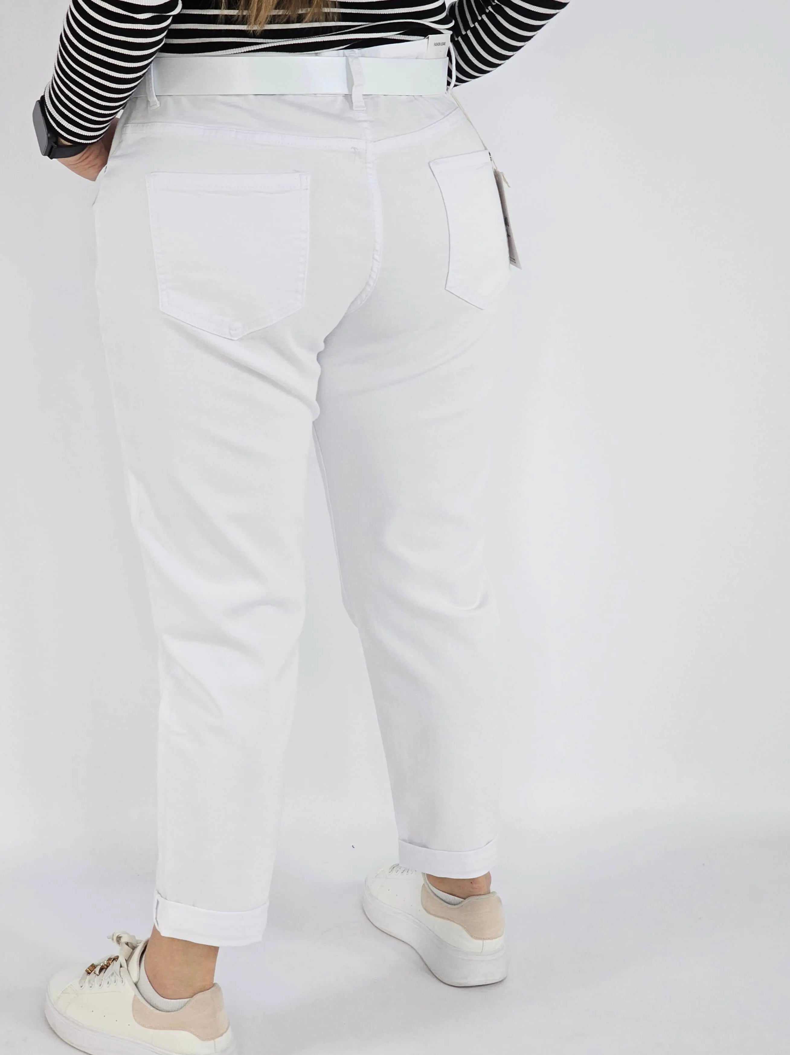 Spodnie jeans plus size – białe klasyczne jeansy z paskiem Stylowa XL