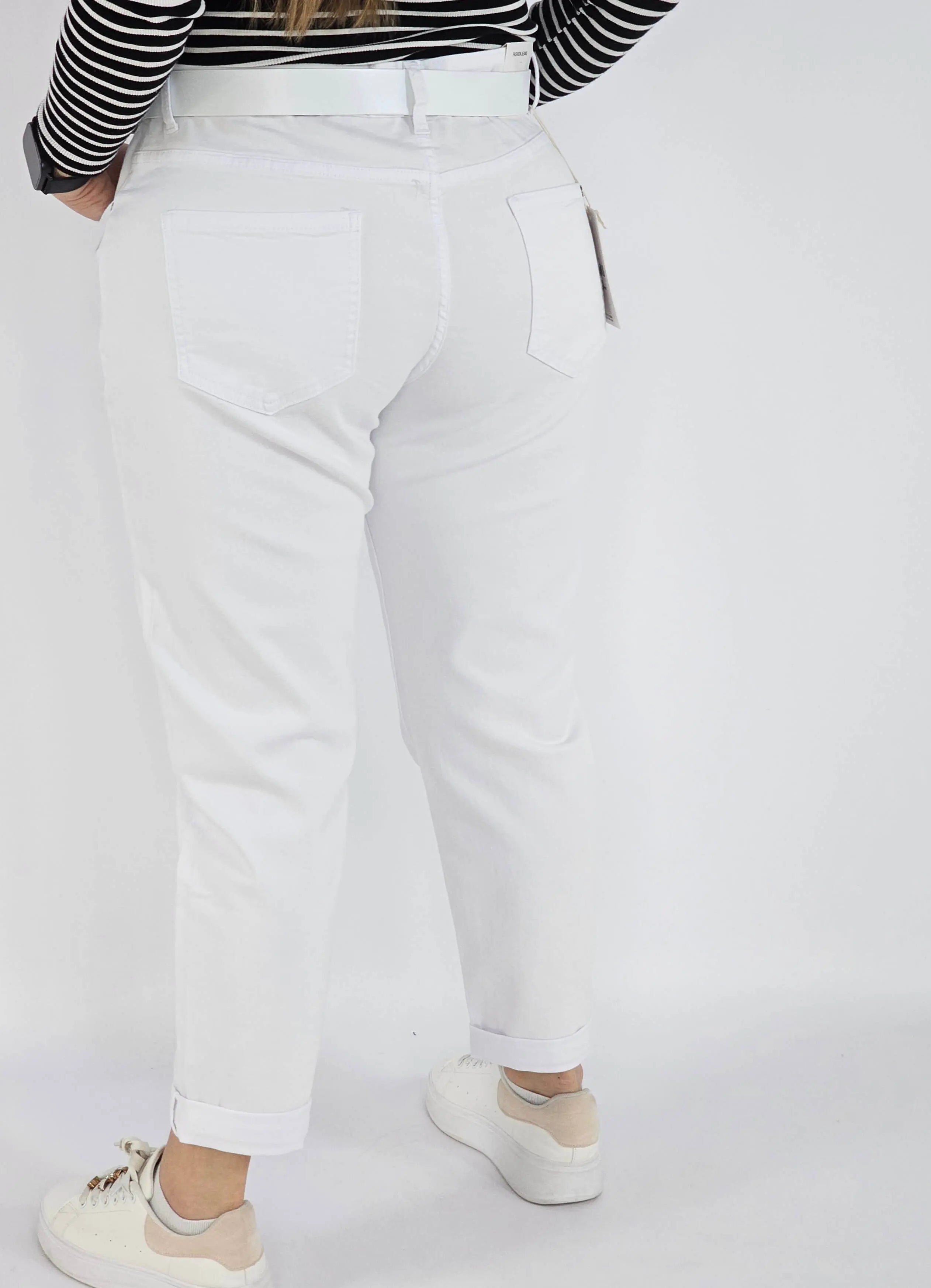 Spodnie jeans plus size – białe klasyczne jeansy z paskiem Stylowa XL