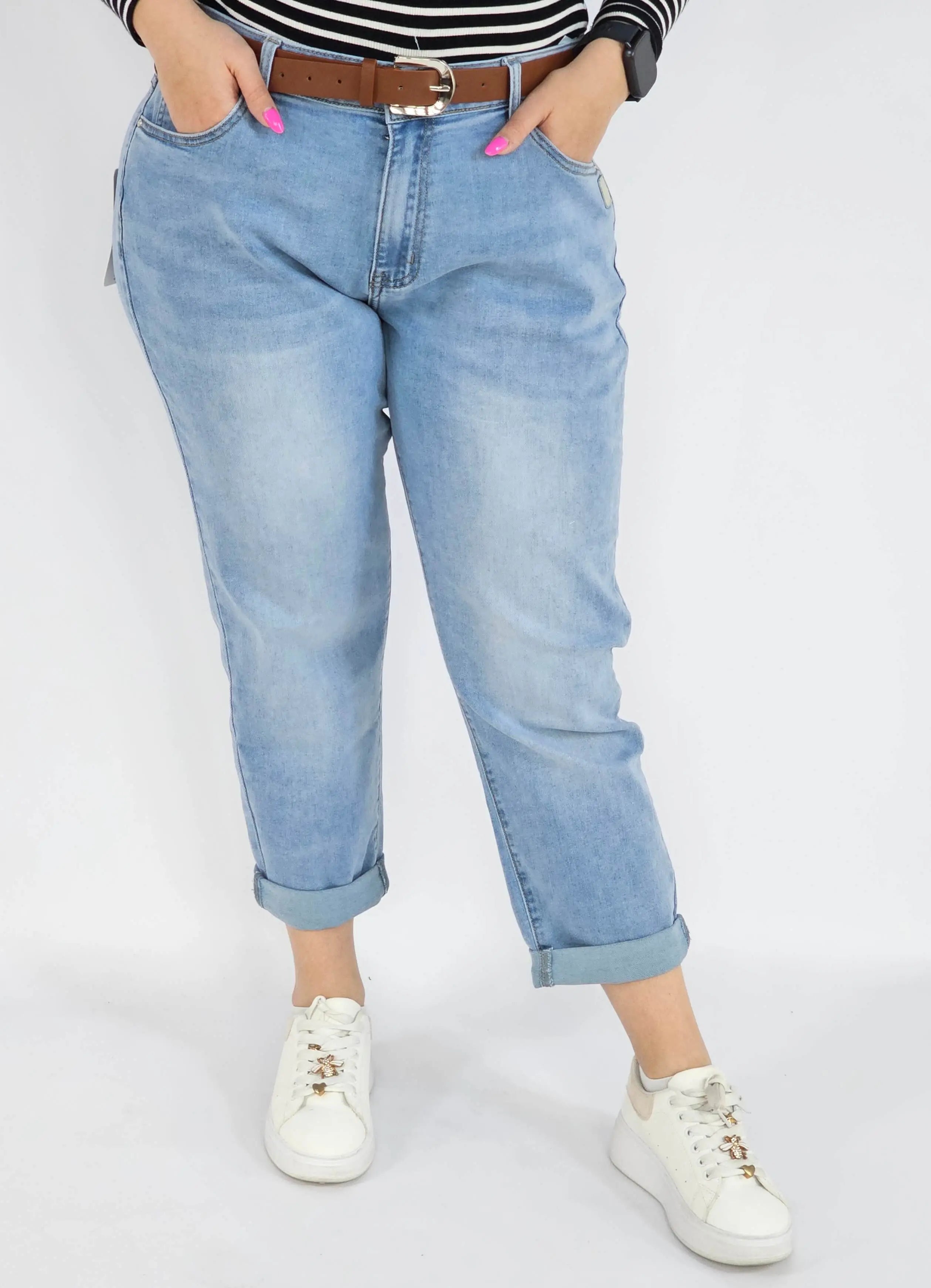 Spodnie jeans plus size – jasne błękitne jeansy z paskiem Stylowa XL
