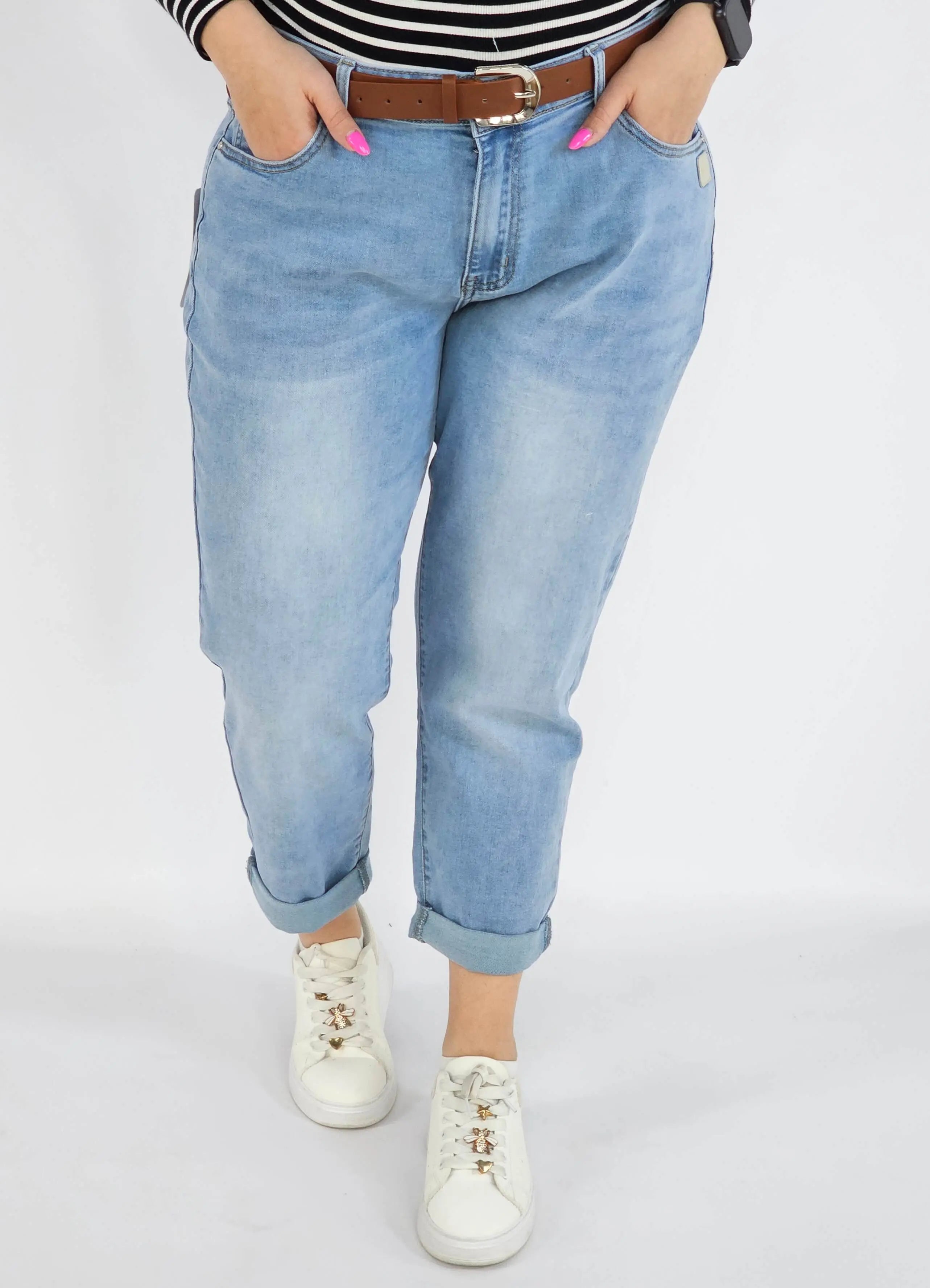 Spodnie jeans plus size – jasne błękitne jeansy z paskiem Stylowa XL